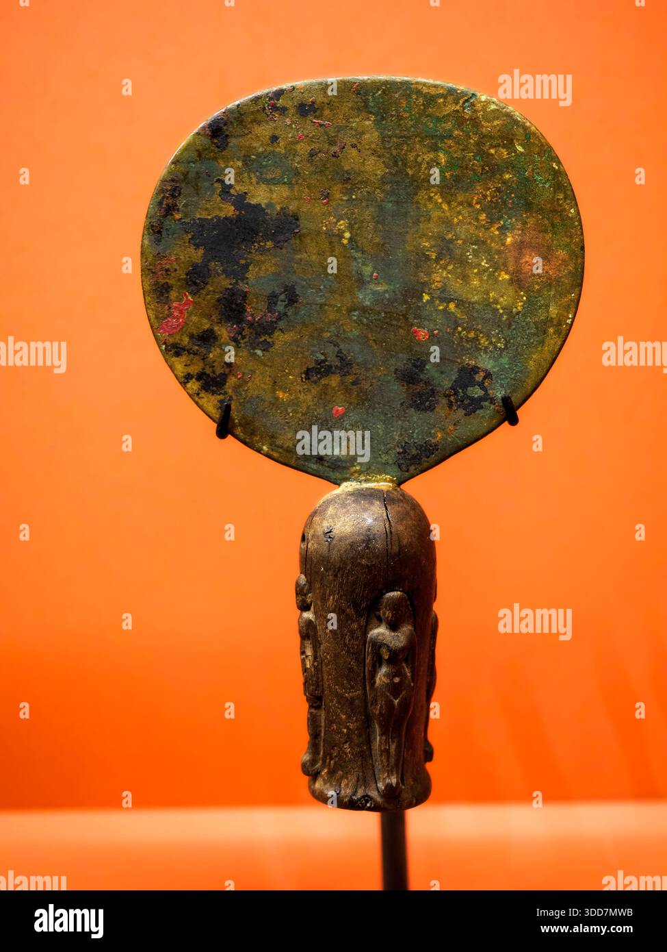 Miroir - période tardive - Bronze, bois - Musée égyptien, le Caire, Egypte Banque D'Images