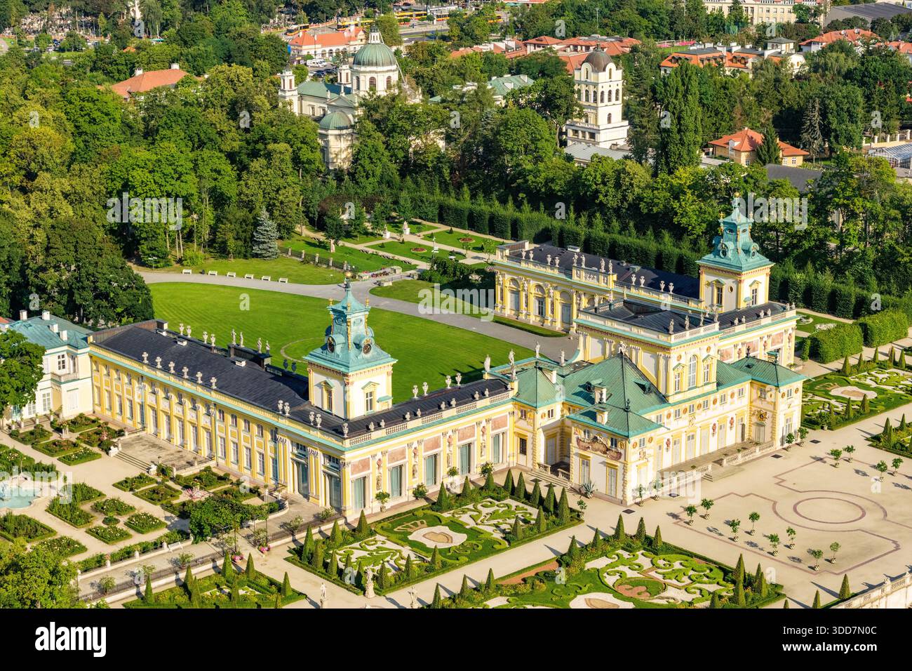 Varsovie, Pologne - 07 août 2025 : Palais Royal de Wilanow du roi Jan III Sobieski avec jardin et parc environnants dans le quartier historique de Wilanow Banque D'Images
