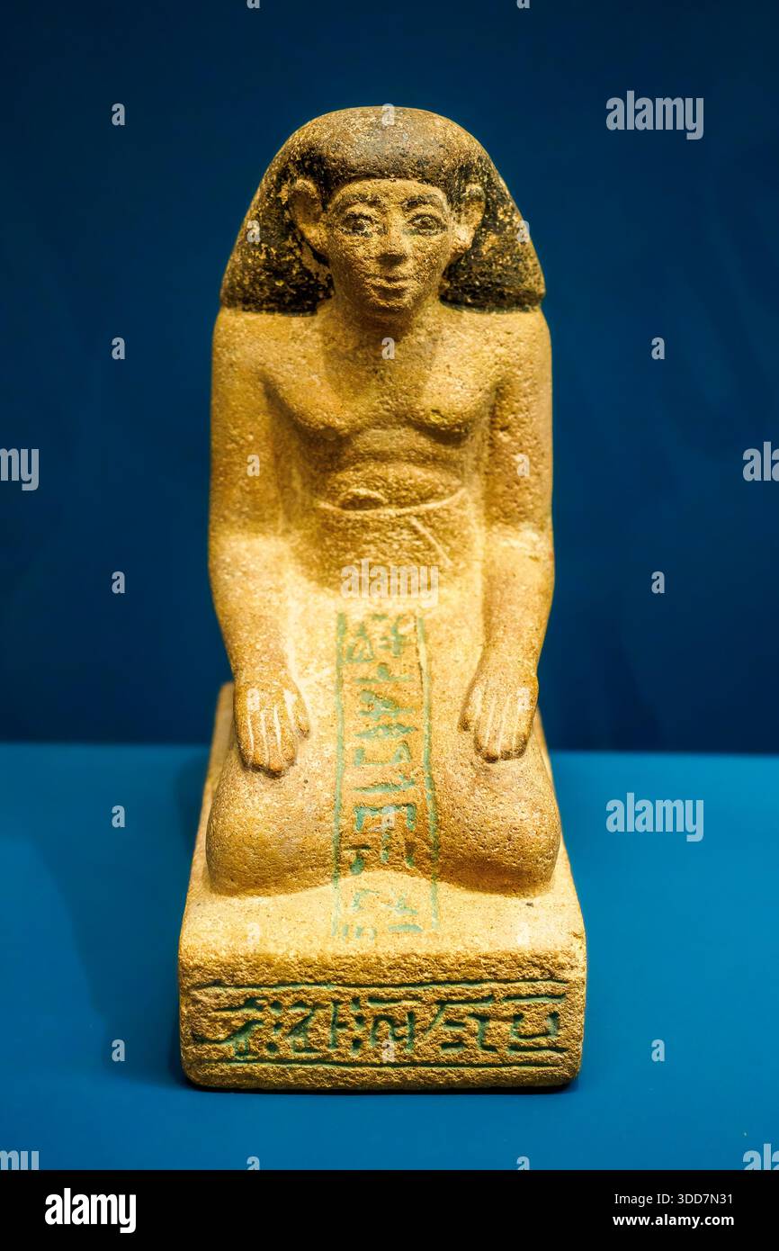 Statue agenouillée de Sobekwer - Empire du milieu - grès peint - cimetière du Nord, Abydos Banque D'Images