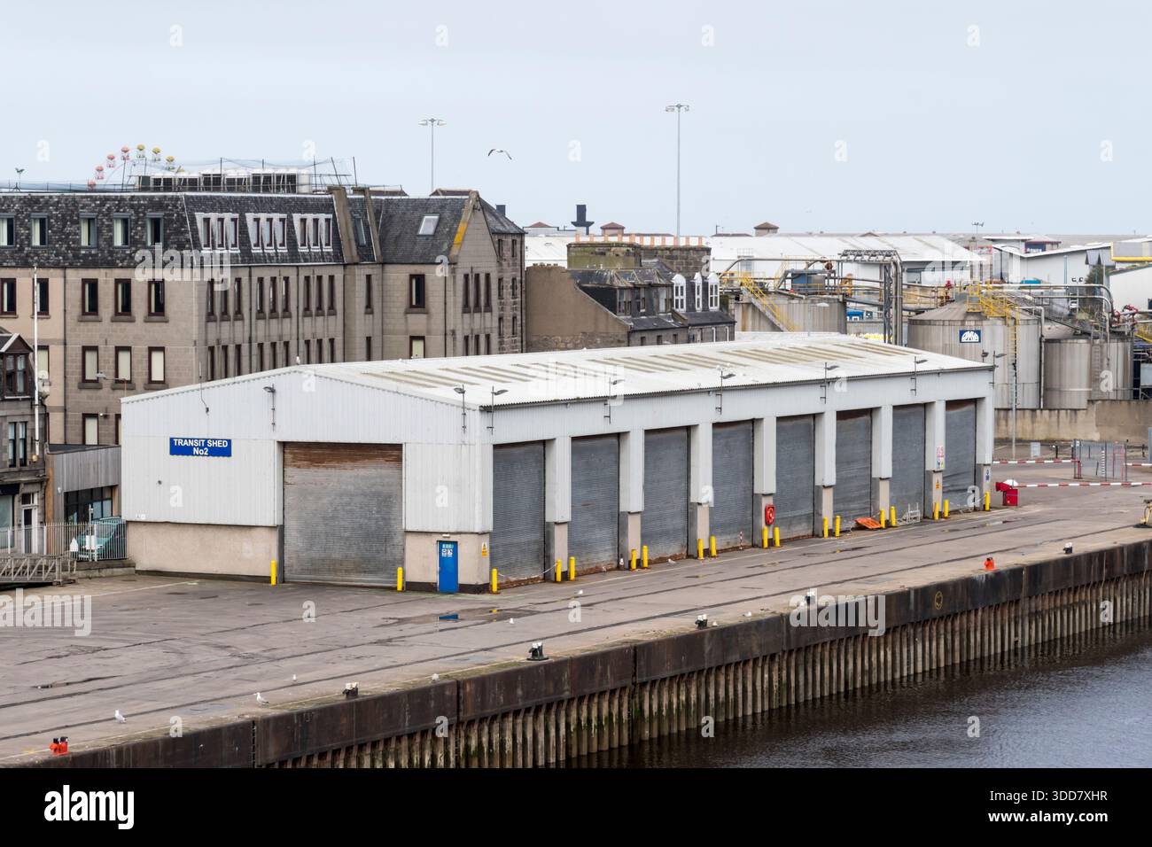 Un hangar de transit sur Regent Quay dans le port d'Aberdeen pour le stockage temporaire des marchandises en transit. Banque D'Images