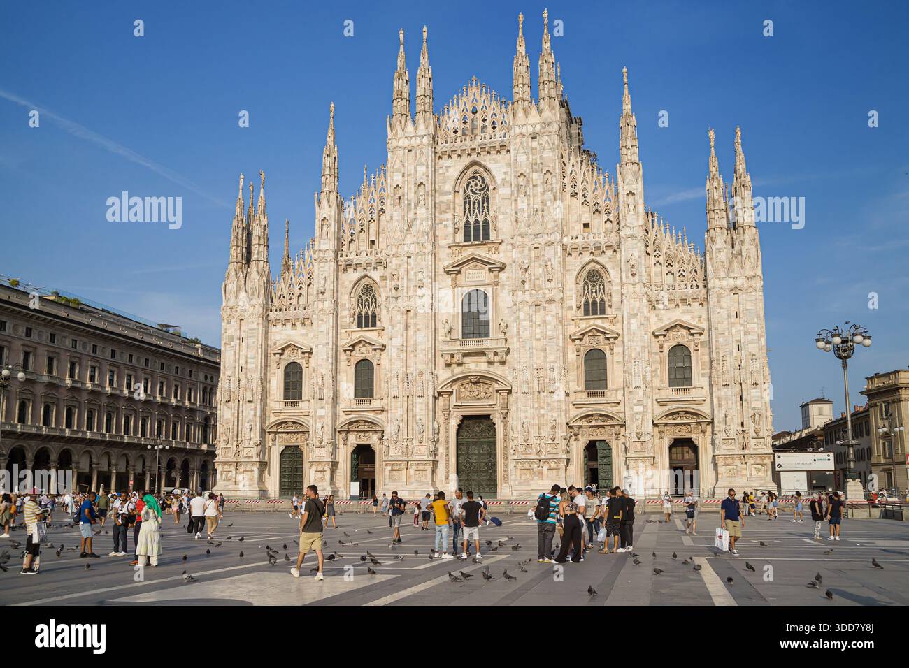 Milan, Italie - 22 août 2021 : le Duomo de Milan de la Piazza del Duomo, montrant la façade de la cathédrale, les touristes, et l'activité quotidienne dans l'histoire Banque D'Images