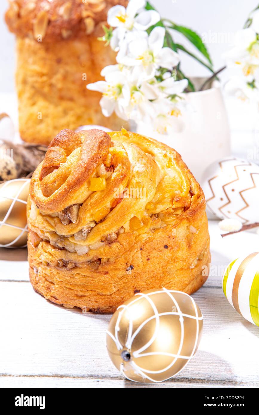 Fond de cuisson de Pâques avec des gâteaux de vacances traditionnels - kraffin, panettone, paska kulich, avec des œufs de Pâques, fleurs de printemps sur une table en bois blanc, sp Banque D'Images