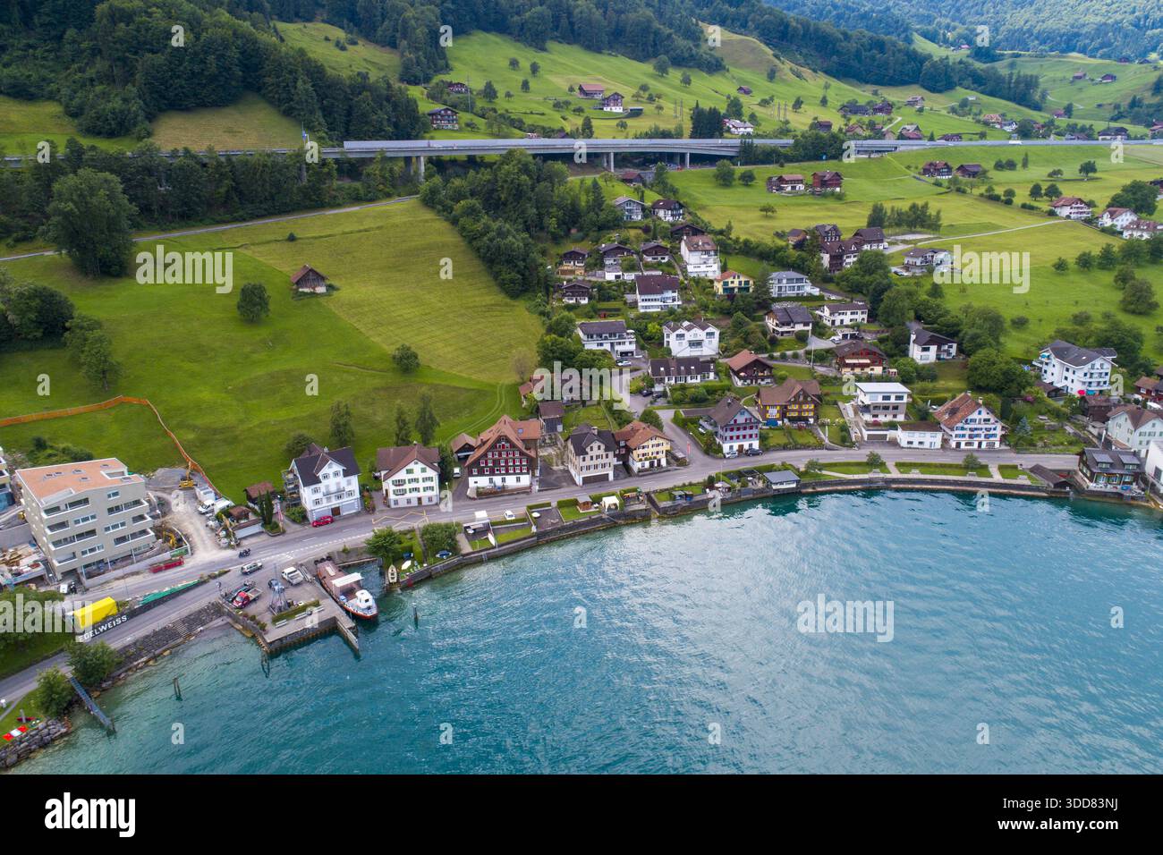 Vue aérienne de maisons pittoresques nichées le long des rives sereines du lac sur fond de collines verdoyantes, Treptower Park, Berlin, Allemagne. Banque D'Images