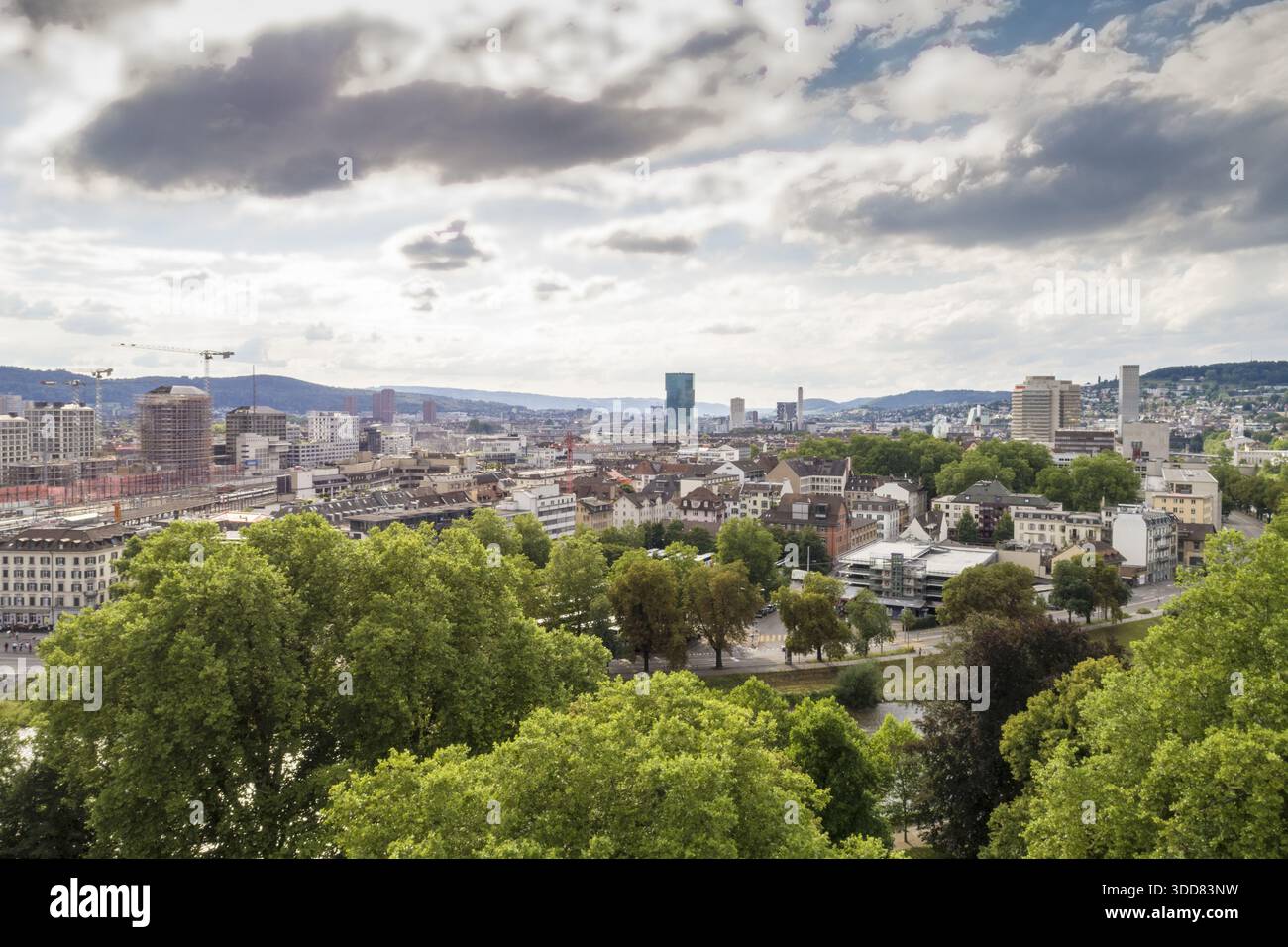 Vue aérienne de la canopée verte rencontrant le paysage urbain, où les gratte-ciels modernes s'élèvent au milieu des bâtiments historiques sous un ciel nuageux, Treptower Park, Berlin, G. Banque D'Images