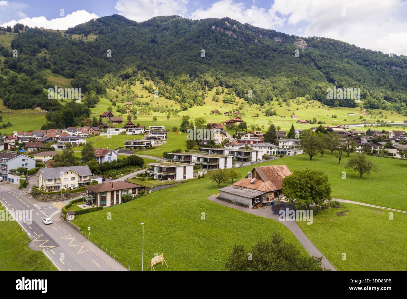 Vue aérienne d'un village pittoresque niché au pied d'une montagne verdoyante, la scène un patchwork de champs verts et de toits, Treptower Park, Berlin, Banque D'Images