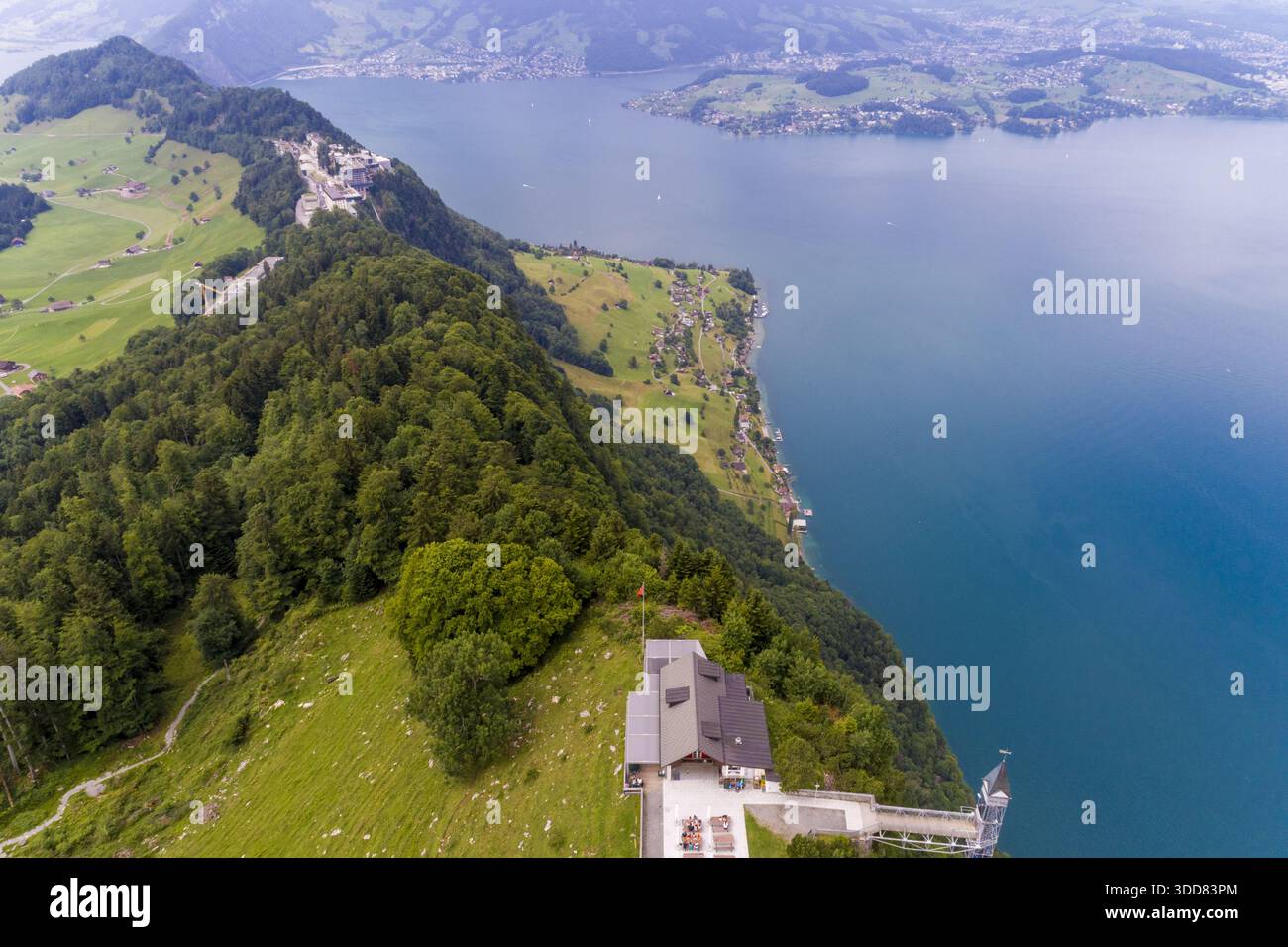 Vue aérienne des pentes verdoyantes rencontrent des eaux tranquilles, une symphonie de vert et bleu avec des structures perchées sur le bord, une vue à couper le souffle., Treptower Banque D'Images