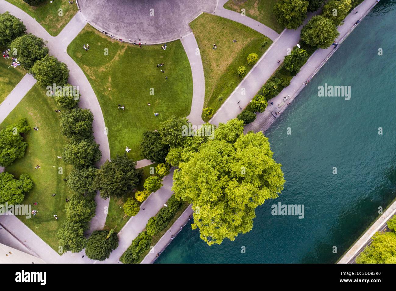 Vue aérienne des sentiers verdoyants du parc Treptower et des pelouses rencontrant les eaux turquoises de la rivière Spree, symphonie de la nature et du design urbain, Berlin, Ber Banque D'Images