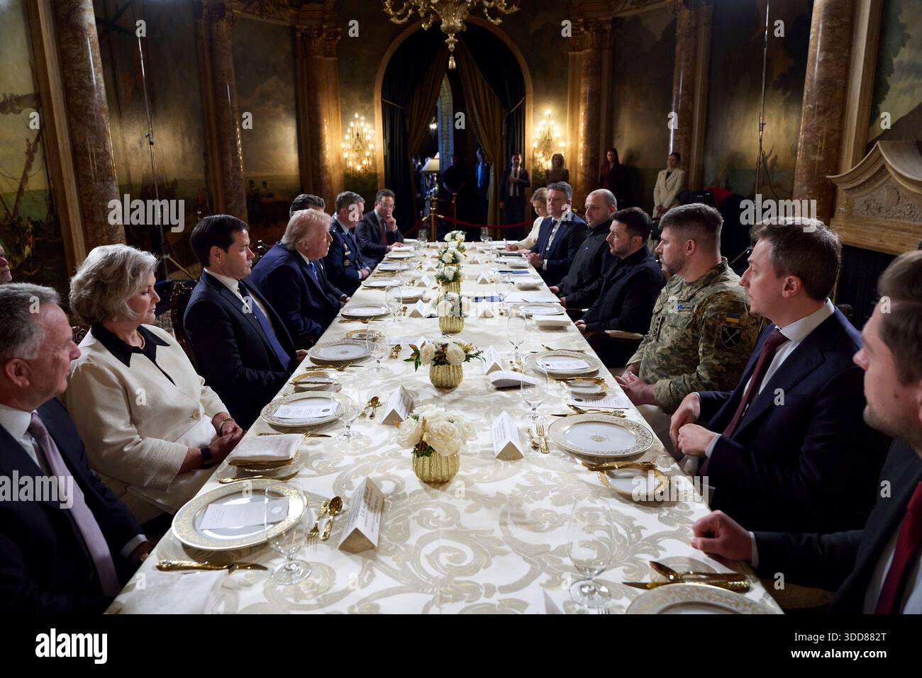 Palm Beach, États-Unis. 28 décembre 2025. Le président américain Donald Trump, à gauche, commente lors d’une réunion bilatérale élargie avec le président ukrainien Volodymyr Zelenskyy et une délégation à Mar-a-Lago, le 28 décembre 2025, à Palm Beach, en Floride. Zelenskiy rencontre Trump pour discuter du dernier accord de paix visant à mettre fin à l’invasion russe. Crédit : Présidence ukrainienne/Bureau de presse présidentiel ukrainien/Alamy Live News Banque D'Images