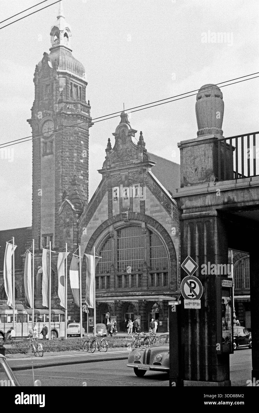 Sechzigerjahre, 26.06.1965, Hauptbahnhof Krefeld, Bahnhofsvorplatz, Eingangsportal, Bahnhofsturm, Fahnen, Autos, Menschen, Deutschland, Krefeld, Niederrhein, Rhénanie-du-Nord-Westphalie, NRW Sechzigerjahre, 26.06.1965, Hauptbahnhof Krefeld, Bahnhofsvorplatz, Eingangsportal, Bahnhofsturm, Fahnen, Autos, Menschen, Deutschland, Krefeld, Niederrhein, Rhénanie-du-Nord-Westphalie, NRW, années soixante, 26.06.1965, gare centrale de Krefeld, place de la gare, portail d'entrée, tour de gare, drapeaux, voitures, personnes, Allemagne, Krefeld, Bas-Rhin, Rhénanie, Rhénanie-du-Nord-Westphalie, NRW *** années 60, 26 Banque D'Images
