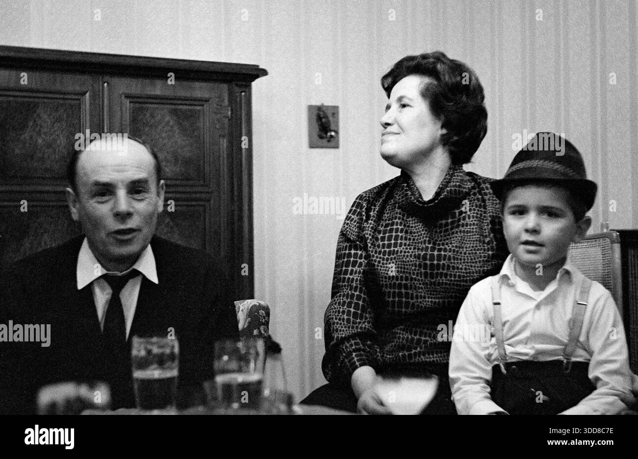 Sechzigerjahre, 17.11.1965, Deutschland, Menschen, Familie, Geburtstagsfeier, Mann 50 bis 60 Jahre mit Halbglatze, Frau 50 bis 55 Jahre mit Bluse und Hochfrisur, Junge 5 bis 6 Jahre mit Tirolerhut und Hosentraeger, Josef, Frieda, Frank Sechzigerjahre, 17.11.1965, Deutschland, Menschen, Familie, Familienfeier, Geburtstag, Geburtstagsfeier, Party im Wohnzimmer, Maenner, Frauen, Kinder, Mann 50 bis 60 Jahre mit Halbglatze, Frau 50 bis 55 Jahre mit Bluse und Hochfrisur, Junge 5 bis 6 Jahre mit Tirolerhut und Hosentraeger, Josef, Frieda, Frank, années 60, 17.11.1965, Allemagne, personnes, famille, famille c Banque D'Images