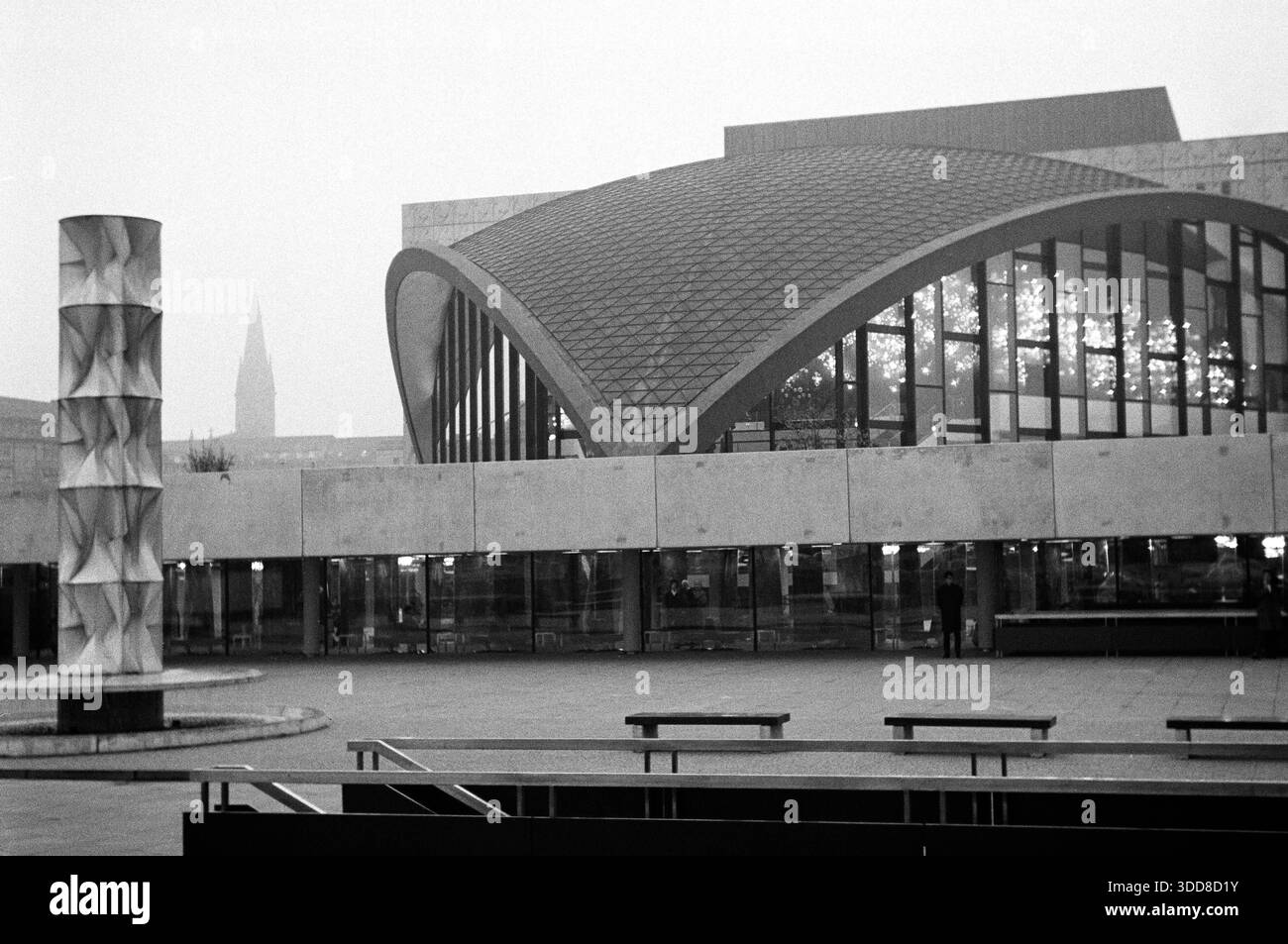 Sechzigerjahre, 13.04.1966, Deutschland, Dortmund, Ruhrgebiet, Westfalen, Rhénanie-du-Nord-Westfalen, NRW, Stadtansicht, Stadttheater Dortmund, Opernhaus, Kuppel, Stelenbrunnen Sechzigerjahre, 13.04.1966, Allemagne, Dortmund, Ruhrgebiet, Westfalen, Rhénanie-du-Nord-Westphalie, NRW, Stadtansicht, Stadttheater Dortmund, Opernhaus, Kuppel, Brunnen mit Saeule, années soixante, 13.04.1966, Allemagne, Dortmund, Ruhr area, Westphalie, Rhénanie-du-Nord-Westphalie, NRW, vue sur la ville, théâtre municipal Dortmund, opéra, coupole, puits avec stèles *** Sixties, 13 04 1966, Allemagne, Dortmund, Ruhr area, Westphalie, Rhénanie du Nord Westphalie Banque D'Images