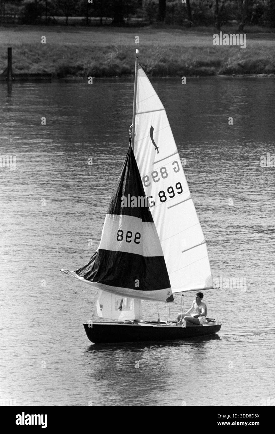 Sechzigerjahre, 14.05.1966, Deutschland, Menschen, Freizeit, Wassersport, Segelboot auf einem See der Sechs-Seen-Platte in Duisburg-Wedau, Duisburg, Ruhrgebiet, Niederrhein, Rhénanie, Rhénanie-du-Nord-Westphalie, NRW Sechzigerjahre, 14.05.1966, Deutschland, Menschen, Mann 25 bis 30 Jahre, Freizeit, Wassersport, Segelboot auf einem See der Sechs-Seen-Platte in Duisburg-Wedau, Duisburg, Ruhrgebiet, Niederrhein, Rheinland, Rhénanie-du-Nord-Westphalie, NRW, années soixante, 14.05.1966, Allemagne, les gens, homme 25 à 30 ans, temps libre, sports nautiques, bateau à voile sur un lac de la Sechs-Seen-Platte à Duisburg-Wedau, Duisburg Banque D'Images