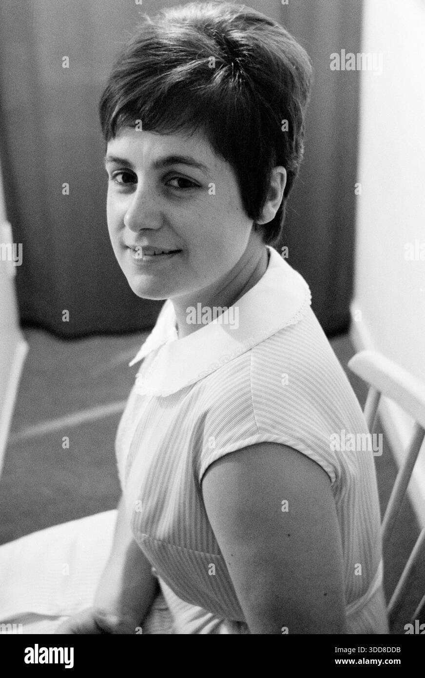 Sechzigerjahre, 02.06.1966, Deutschland, Menschen, Frau 25 bis 28 Jahre, Fotoshooting im Sommerkleid, mittellanges Haar, Nahaufnahme, moyen gros plan, zufrieden laechelnd, Doris Sechzigerjahre, 02.06.1966, Deutschland, Menschen, Frau 25 bis 28 Jahre, Fotoshooting im Sommerkleid, mittellanges Haar, Nahaufnahme, moyen gros plan, zufrieden laechelnd, Doris, Sixties, 02.06.1966, Allemagne, personnes, femme 25 à 28 ans, prise de vue photo dans une robe d'été, cheveux de longueur moyenne, gros plan moyen, sourire satisfait, Doris *** années soixante, 02 06 1966, Allemagne, personnes, femme 25 à 28 ans, shooting photo en summe Banque D'Images