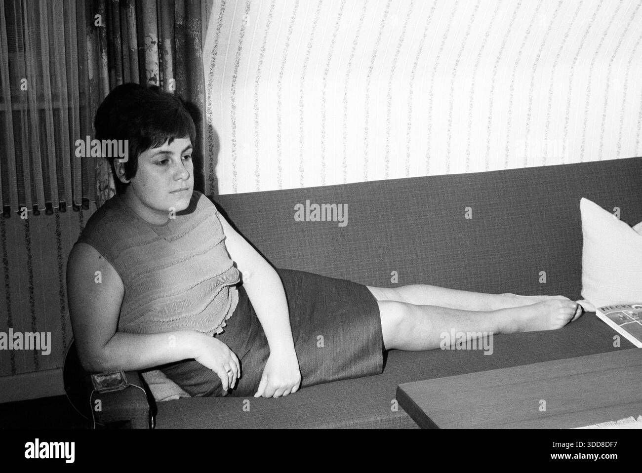 Sechzigerjahre, 02.06.1966, Deutschland, Menschen, Frau 25 bis 28 Jahre liegt auf einem Sofa, Fotoshooting im Oberteil und Rock, mittellanges Haar, Ganzkoerperfoto, Seitenansicht, nachdenklich, Doris Sechzigerjahre, 02.06.1966, Deutschland, Menschen, Frau 25 bis 28 Jahre liegt auf einem Sofa, Fotoshooting im Oberteil und Rock, mittellanges Haar, Ganzkoerperfoto, Seitenansicht, nachdenklich, Doris, années soixante, 02.06.1966, Allemagne, personnes, femme 25 à 28 ans se trouve sur un canapé, prise de vue photo en haut et jupe, cheveux de longueur moyenne, image du corps entier, vue latérale, perdu dans la pensée, Doris *** années 60, 02 06 1 Banque D'Images