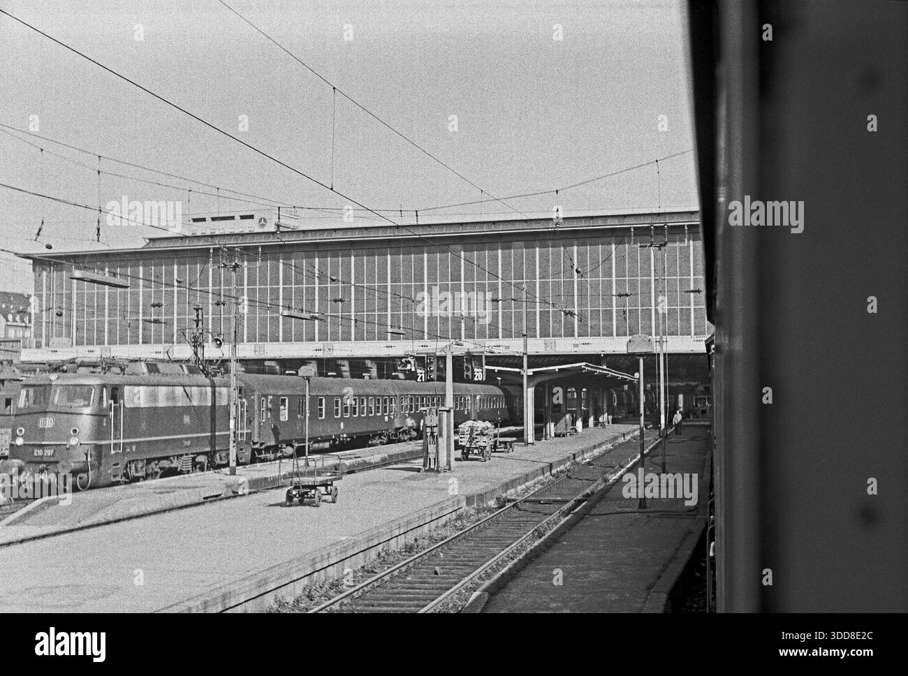 Sechzigerjahre, 09.09.1966, Deutschland, Bayern, Oberbayern, ISAR, Muenchen, Hauptbahnhof Muenchen, Kopfbahnhof, Bahnsteig, Bahnsteighalle, Personenzug Sechzigerjahre, 09.09.1966, Deutschland, Bayern, Oberbayern, Isar, Muenchen, Hauptbahnhof Muenchen, Kopfbahnhof, Bahnsteig, Bahnsteighalle, Personenzug, années 60, 09.09.1966, Allemagne, Bavière, haute-Bavière, Isar, Munich, gare principale de Munich, tête de chemin de fer, quai, hangar de train, train de voyageurs *** années 60, 09 09 1966, Allemagne, Bavière, haute-Bavière, ISAR, Munich, gare principale de Munich, gare terminus, quai, Hall de quai, train de voyageurs Sixtie Banque D'Images