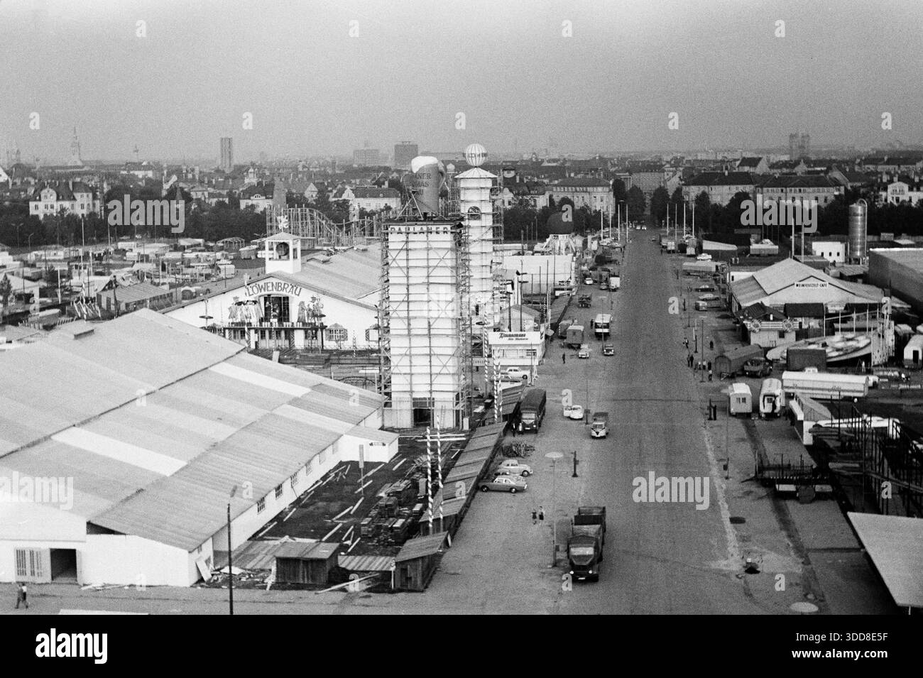 Sechzigerjahre, 15.09.1966, Deutschland, Volksfest, Muenchner Oktoberfest 1966, letzte Bauarbeiten auf dem Festplatz Theresienwiese kurz vor der Eroeffnung, Bierzelte, Muenchen, Oberbayern, Bayern Sechzigerjahre, 15.09.1966, Deutschland, Volksfest, Muenchner Oktoberfest 1966, letzte Bauarbeiten auf dem Festplatz Theresienwiese kurz vor der Eroeffnung, Bierzelte, Muenchen, Oberbayern, Bayern, années soixante, 15.09.1966, Allemagne, festival folklorique, Festival de la bière de Munich 1966, derniers travaux de construction sur le terrain du festival Theresienwiese juste avant l'ouverture, tentes de bière, Munich, haute-Bavière, Bavière *** six Banque D'Images