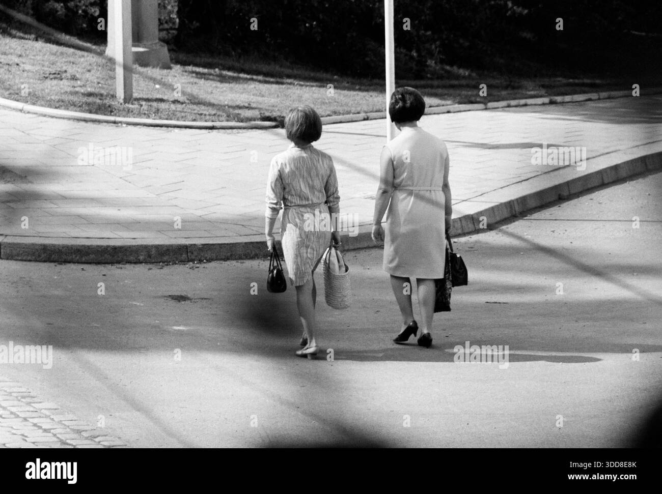 Sechzigerjahre, 20.09.1966, Deutschland, Menschen, Fotoshoot aussen, zwei Frauen 30 bis 40 Jahre mit Hochfrisur im Kleid mit Einkaufstasche und Handtasche ueberqueren eine Strasse Richtung Buergersteig, Rueckansicht, Muenchen, Oberbayern, Bayern Sechzigerjahre, 20.09.1966, Deutschland, Menschen, Frau, Fotoshoot aussen, zwei Frauen 30 bis 40 Jahre mit Hochfrisur im Kleid mit Einkaufstasche und Handtasche ueberqueren eine Strasse in Richtung Buergersteig, Rueckansicht, Ganzkoerperaufnahme, Muenchen, Oberbayern, Bayern, années 60, 20.09.1966, Allemagne, personnes, femme, photographier dehors, deux Banque D'Images