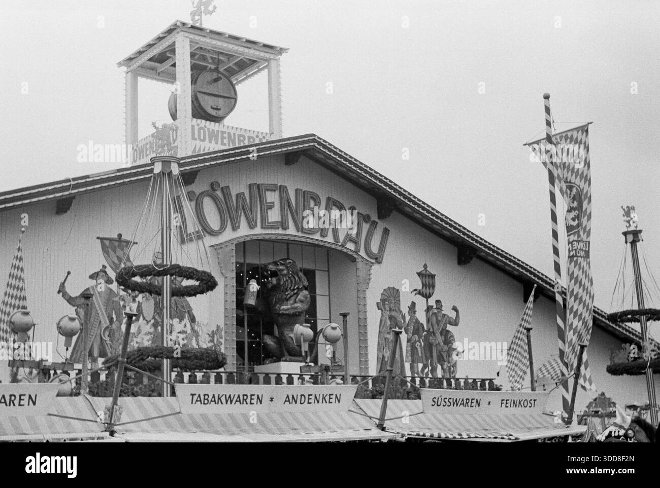 Sechzigerjahre, 20.09.1966, Deutschland, Volksfest, Muenchner Oktoberfest 1966 auf der Theresienwiese, Nachbildung eines Bierfasses und Relieffiguren am Loewenbraeu Bierzelt, Muenchen, Oberbayern, Bayern Sechzigerjahre, 20.09.1966, Deutschland, Volksfest, Muenchner Oktoberfest 1966 auf der Theresienwiese, Nachbildung eines Bierfasses und Relieffiguren am Loewenbraeu Bierzelt, Muenchen, Oberbayern, Bayern, années soixante, 20.09.1966, Allemagne, festival folklorique, Festival de la bière de Munich 1966 sur le terrain du festival Theresienwiese, reproduction d'un tonneau de bière et figures en relief à la tente de bière Loewenbraeu, Mu Banque D'Images