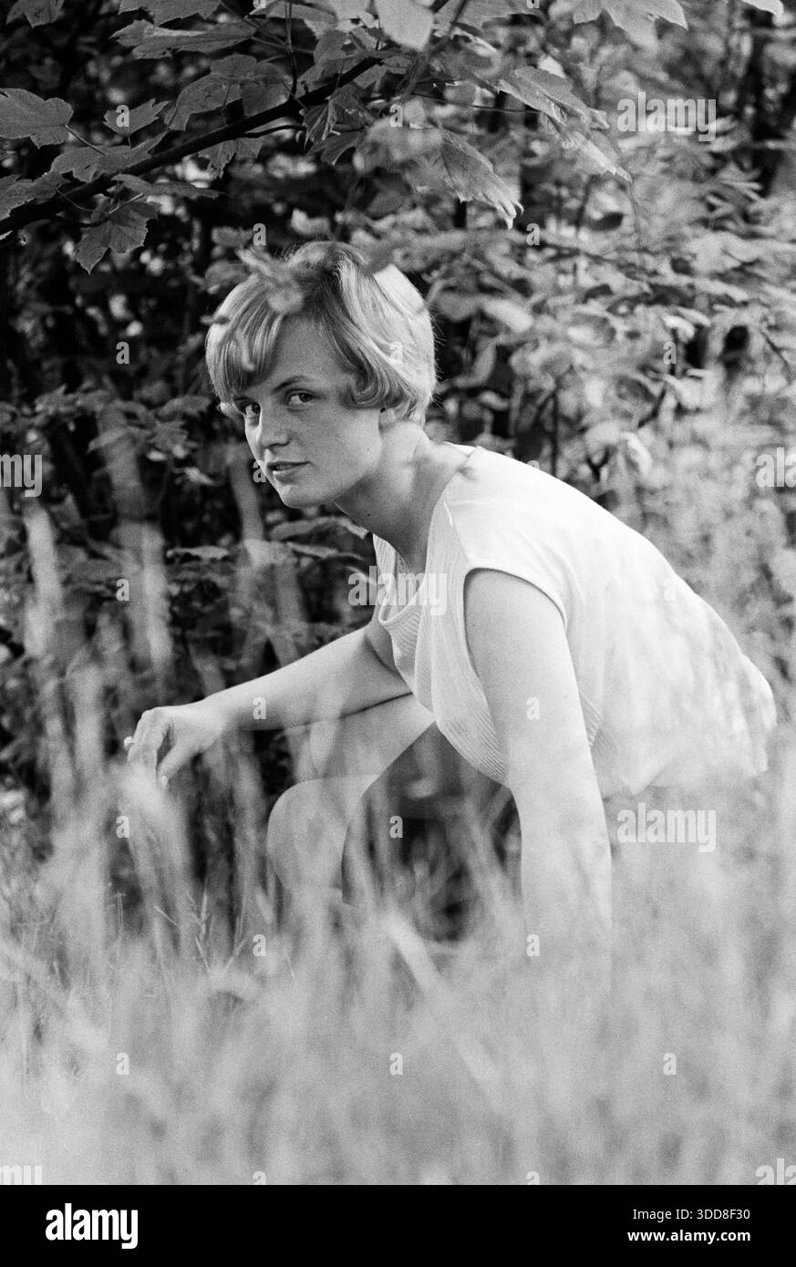 Sechzigerjahre, 03.06.1967, Menschen, Frauen, Maedchen 18 bis 20 Jahre, Fotoshooting in der Natur, mittellanges Haar, Pulli, Nahaufnahme, moyen gros plan, in der Hocke, Renate, Deutschland, Duisburg, Duisburg-Wedau, Ruhrgebiet, Rhénanie-du-Nord-Westphalie, NRW Sechzigerjahre, 03.06.1967, Menschen, Frauen, Maedchen 18 bis 20 Jahre, Fotoshooting in der Natur, mittellanges Haar, aermelloser Pulli, Nahaufnahme, moyen gros plan, in der Hocke, Renate, Deutschland, Duisburg, Duisburg-Wedau, Ruhrgebiet, Rhénanie-du-Nord-Westphalie, NRW, années 60, 03.06.1967, les gens, les femmes, les filles de 18 à 20 ans, la prise de photos à l'extérieur, Banque D'Images