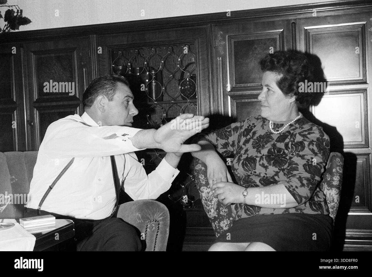 Sechzigerjahre, 12.11.1966, Deutschland, Menschen, Familienfeier, Fotoshooting, Frau und Mann, Frieda 50 - 55 mit Hochfrisur in Bluse und Rock und Menni 35 - 40 Kurzhaar in Oberhemd mit Krawatte und Hosentraeger unterhalten sich im Wohnzimmer, Nahaufnahme Sechzigerjahre, 12.11.1966, Deutschland, Menschen, Familienfeier, Fotoshooting, Frau und Mann, Frieda 50 bis 55 Jahre mit Hochfrisur in Bluse und Rock und Menni 35 bis 40 Jahre kurzes Haar in Oberhemd mit Krawatte und Hosentraeger sitzen im Wohnzimmer und unterhalten sich, Nahaufnahme, années 60, 12.11.1966, Allemagne, personnes, fête de famille, Banque D'Images