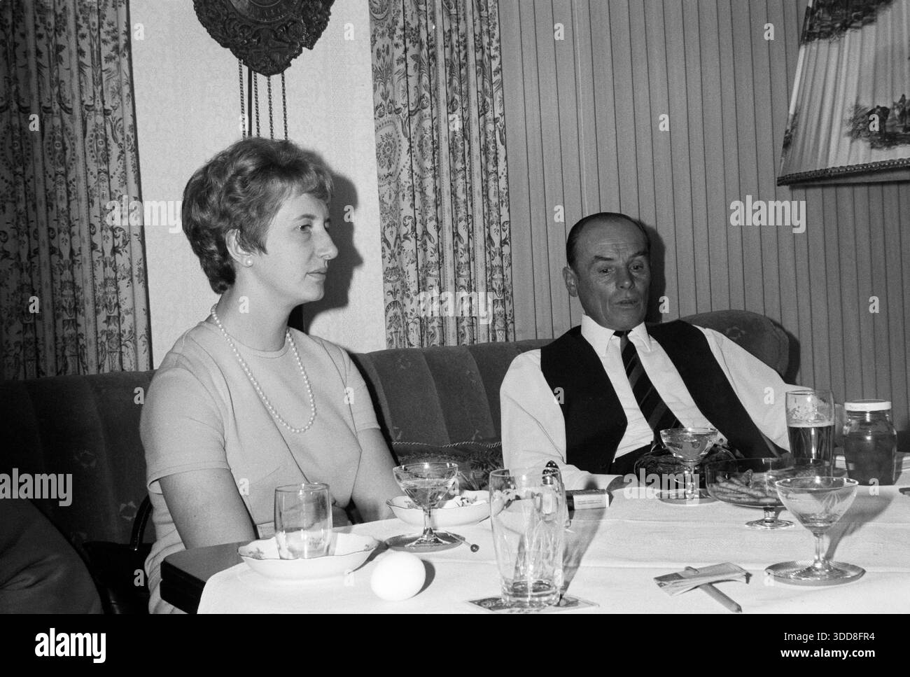 Sechzigerjahre, 12.11.1966, Deutschland, Menschen, Familienfeier, Fotoshooting, Frau und Mann, Ingred 30 - 35 mittellanges Haar im Kleid mit Perlenkette und Josef 55 - 60 Hohe Stirn im Oberhemd mit Krawatte und Weste sitzen auf dem Sofa im Wohnzimmer Sechzigerjahre, 12.11.1966, Deutschland, Menschen, Familienfeier, Fotoshooting, Frau und Mann, Ingred 30 bis 35 Jahre mittellanges Haar im Kleid mit Perlenkette und Josef 55 bis 60 Jahre Hohe Stirn im Oberhemd mit Krawatte und Weste sitzen auf dem Sofa im Wohnzimmer am Esstisch, Nahaufnahme, années 60, 12.11.1966, Allemagne, les gens, fête de famille Banque D'Images