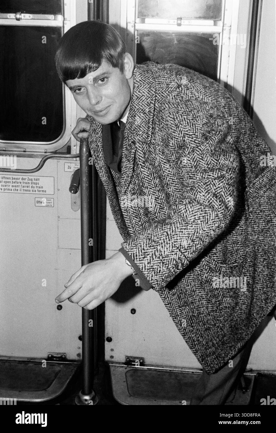Sechzigerjahre, 12.11.1966, Deutschland, Menschen, Maenner, Fotoshooting innen, Mann 20 bis 23 Jahre kurzes Haar mit Krawatte im Anzug und Wintermantel posiert gebueckt an einer tuer im Eisenbahnwaggon und laechelt, Nahaufnahme Sechzigerjahre, 12.11.1966, Deutschland, Menschen, Maenner, Fotoshooting innen, Mann 20 bis 23 Jahre kurzes Haar mit Krawatte im Anzug und Wintermantel posiert gebueckt an einer tuer im Eisenbahnwaggon und laechelt, Nahaufnahme, années 60, 12.11.1966, Allemagne, personnes, hommes, intérieur de prise de vue photo, homme 20 à 23 ans cheveux courts avec cravate en vêtement et manteau d'hiver poses Banque D'Images