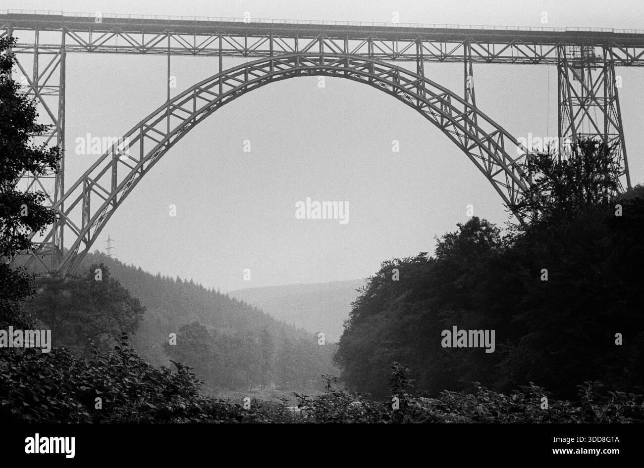 Sechzigerjahre, 26.08.1967, Deutschland, Remscheid, Solingen, Wupper, Bergisches Land, Rhénanie-du-Nord-Westphalie, Muengstener Bruecke, Talbruecke BEI Muengsten, Bogenbruecke, Eisenbahnbruecke zwischen Solingen und Remscheid, Muengstener Brueckenpark Sechzigerjahre, 26.08.1967, Deutschland, Remscheid, Solingen, Wupper, Bergisches Land, Rhénanie-du-Nord-Westphalie, NRW, Muengstener Bruecke, Talbruecke BEI Muengsten, Wupperbruecke, Bogenbruecke, Eisenbahnbruecke zwischen Solingen und Remscheid, Muengstener Brueckenpark, années soixante, 26.08.1967, Allemagne, Remscheid, Solingen, Wupper, Bergisches Banque D'Images