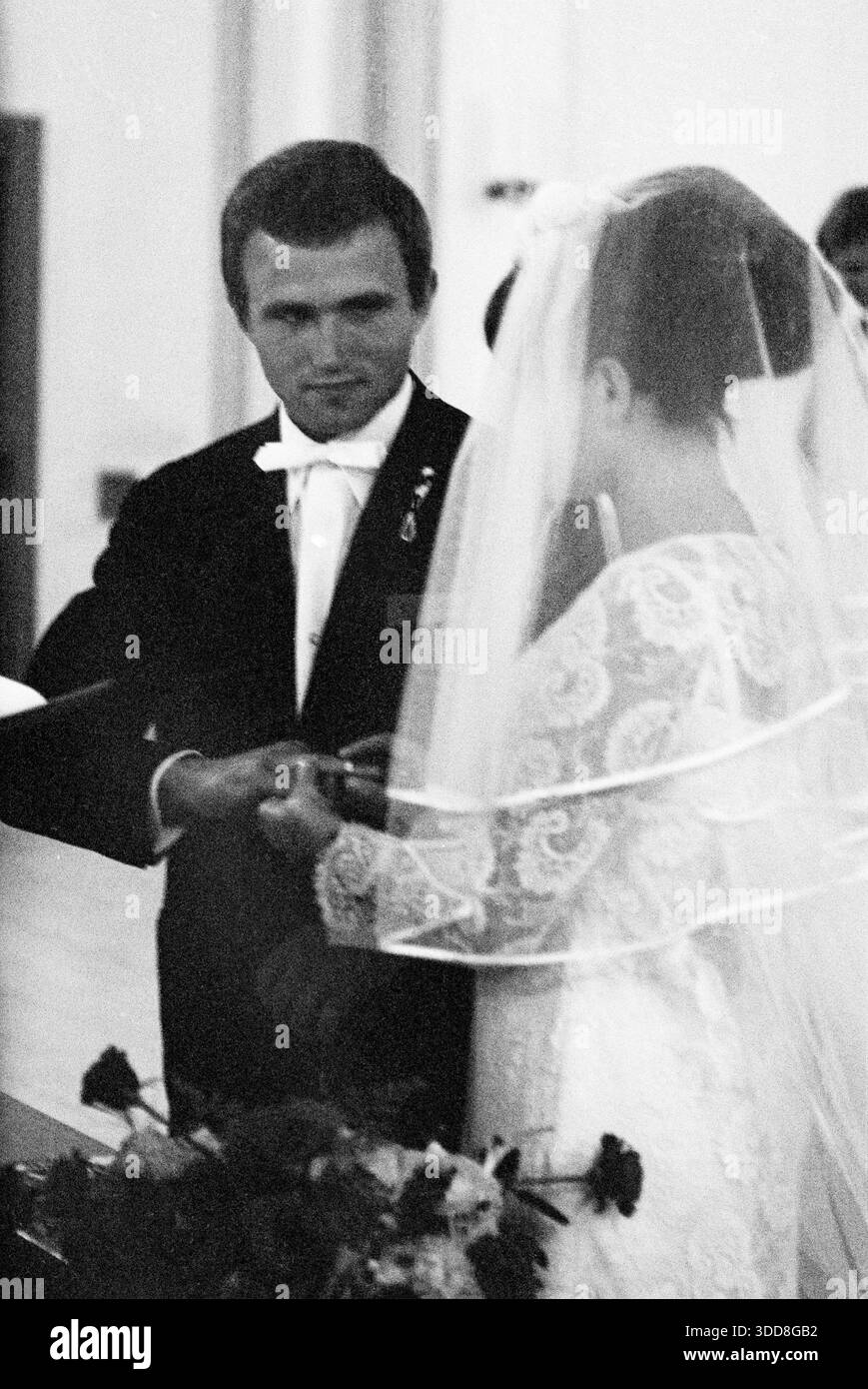 Sechzigerjahre, 03.08.1968, Deutschland, Menschen, Paar, Mann und Frau, Hochzeit, kirchliche Trauung in der katholischen Liebfrauenkirche in Bottrop, Ruhrgebiet, Nordrhein-Westfalen, NRW Sechzigerjahre, 03.08.1968, Deutschland, Menschen, Paar, Mann und Frau, Hochzeit, kirchliche Trauung, Brautpaar mit Braeutigam Erich 25 bis 30 Jahre und Braut im Hochzeitskleid 20 bis 25 Jahre, katholische Liebfrauenkirche in Bottrop, Bottrop-Eigen, Eigen, Ruhrgebiet, Nordrhein-Westfalen, NRW, Sixties, 03.08.1968, Allemagne, personnes, couple, homme et femme, mariage, mariage d'église, couple de mariée avec mariée Eri Banque D'Images