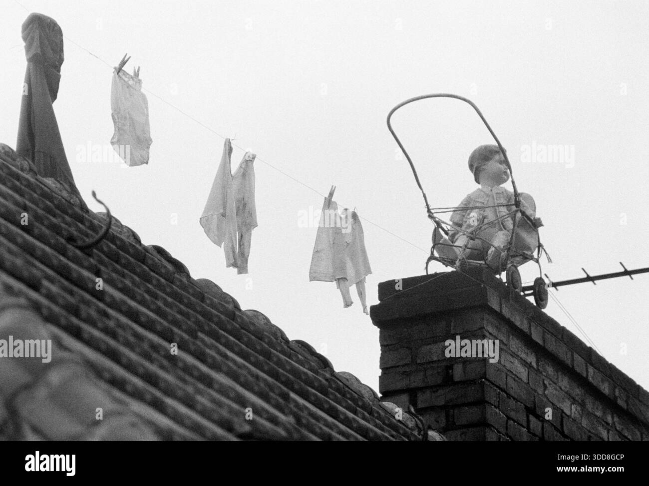 Sechzigerjahre, 03.08.1968, Deutschland, Gesellschaft, Heirat, Vermaehlung, Hochzeitsbrauch, auf dem Hausdach eines Wohnhauses ist ein Kinderwagen mit einer Puppe und eine Waescheleine mit Babywaesche angebracht, Fruchtbarkeitssymbol Sechzigerjahre, 03.08.1968, Deutschland, Gesellschaft, Heirat, Vermaehlung, Hochzeitsbrauch, auf dem Hausdach eines Wohnhauses ist ein Kinderwagen mit einer Puppe und eine Waescheleine mit Babywaesche angebracht, Fruchtbarkeitssymbol, années 60, 03.08.1968, Allemagne, société, mariage, traditions de mariage, sur un toit d'une maison résidentielle sont installés une poupée carri Banque D'Images