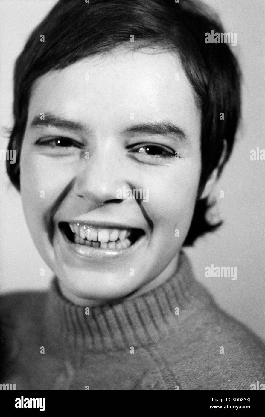Sechzigerjahre, 24.11.1969, Menschen, Frau, Maedchen 17 bis 20 Jahre, Fotoshoot innen, Kopf, Nahaufnahme, Portraet von Monika im Pullover mit kurzem Haar laechelnd, Deutschland Sechzigerjahre, 24.11.1969, Menschen, Frau, Maedchen 17 bis 20 Jahre, Fotoshooting innen, Kopf, Nahaufnahme, Portraet von Monika im Pullover mit kurzem Haar laechelnd, Deutschland, années 60, 24.11.1969, personnes, femme, fille 17 à 20 ans, prise de vue à l'intérieur, gros plan moyen, photo de tête, portrait de Monika vêtue en pull avec les cheveux courts souriant, Allemagne *** années 60, 24 11 1969, personnes, femme, fille 17 à 20 ans, Banque D'Images