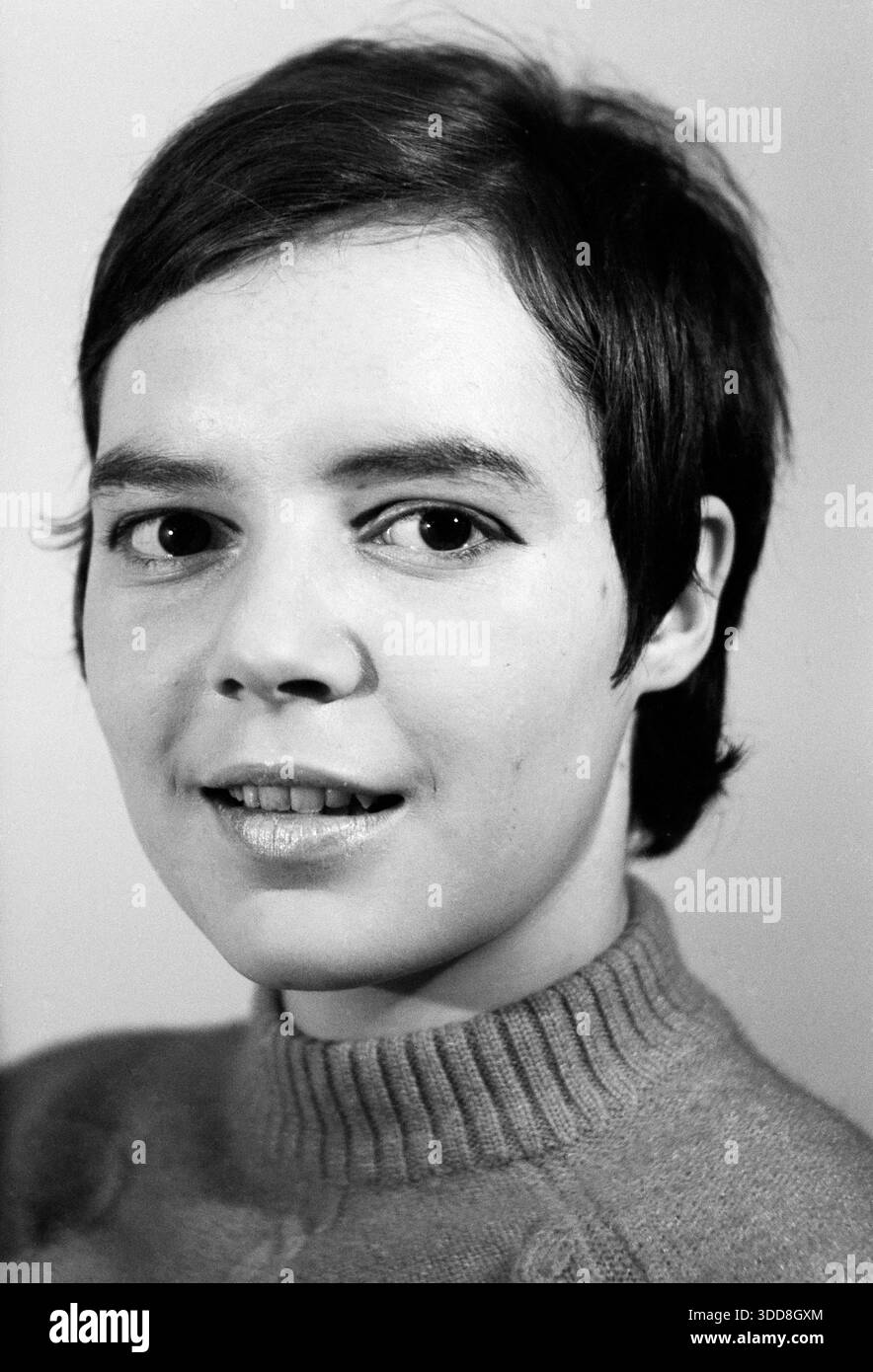 Sechzigerjahre, 24.11.1969, Menschen, Frau, Maedchen 17 bis 20 Jahre, Fotoshoot innen, Kopf, Nahaufnahme, Portraet von Monika im Pullover mit kurzem Haar, Deutschland Sechzigerjahre, 24.11.1969, Menschen, Frau, Maedchen 17 bis 20 Jahre, Fotoshooting innen, Kopf, Nahaufnahme, Portraet von Monika im Pullover mit kurzem Haar, Deutschland, Sixties, 24.11.1969, personnes, femme, fille de 17 à 20 ans, prise de vue à l'intérieur, gros plan moyen, photo de tête, portrait de Monika habillée en pull avec les cheveux courts, Allemagne *** années 60, 24 11 1969, personnes, femme, fille 17 à 20 ans, prise de vue photo à l'intérieur, tête, Banque D'Images