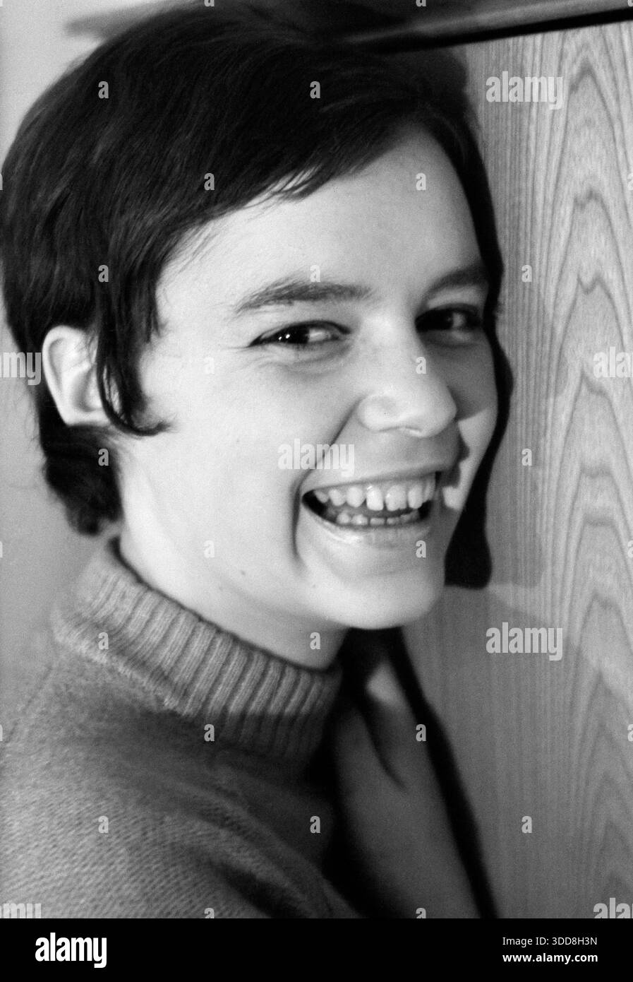 Sechzigerjahre, 24.11.1969, Menschen, Frau, Maedchen 17 bis 20 Jahre, Fotoshoot innen, Nahaufnahme, Monika mit kurzem Haar im Pullover lacht in die Kamera, Deutschland Sechzigerjahre, 24.11.1969, Menschen, Frau, Maedchen 17 bis 20 Jahre, Fotoshooting innen, Nahaufnahme, Monika mit kurzem Haar im Pullover lacht in die Kamera, Deutschland, années 60, 24.11.1969, personnes, femme, fille de 17 à 20 ans, prise de vue photo à l'intérieur, gros plan, photo de tête, Monika avec les cheveux courts habillé en pull rit, Allemagne *** soixante, 24 11 1969, personnes, femme, fille 17 à 20 ans, prise de vue photo à l'intérieur, gros plan, Banque D'Images