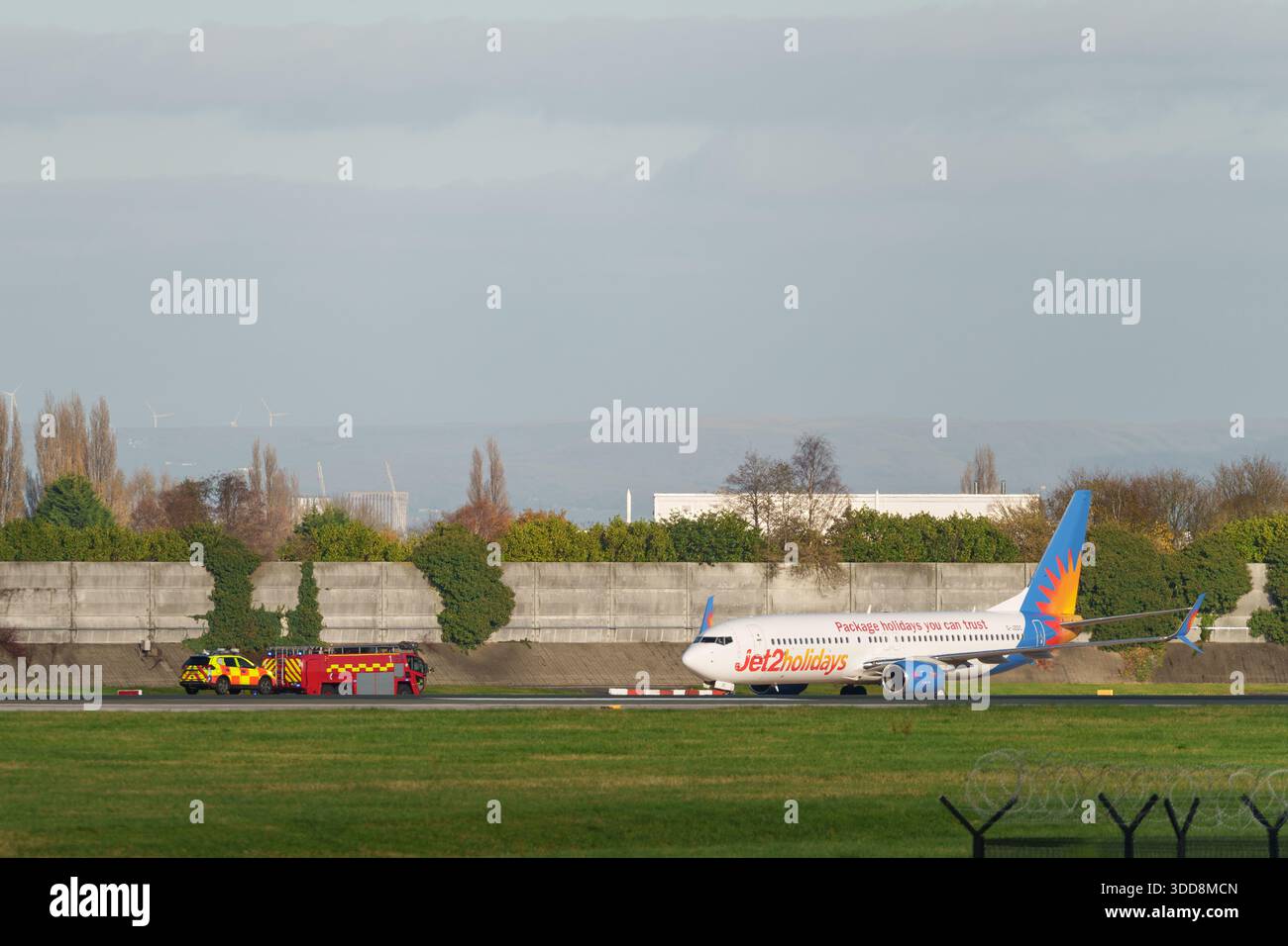 Boeing 737 du Jet 2 avec un camion de pompiers en présence après le retour à l'aéroport de Manchester Banque D'Images