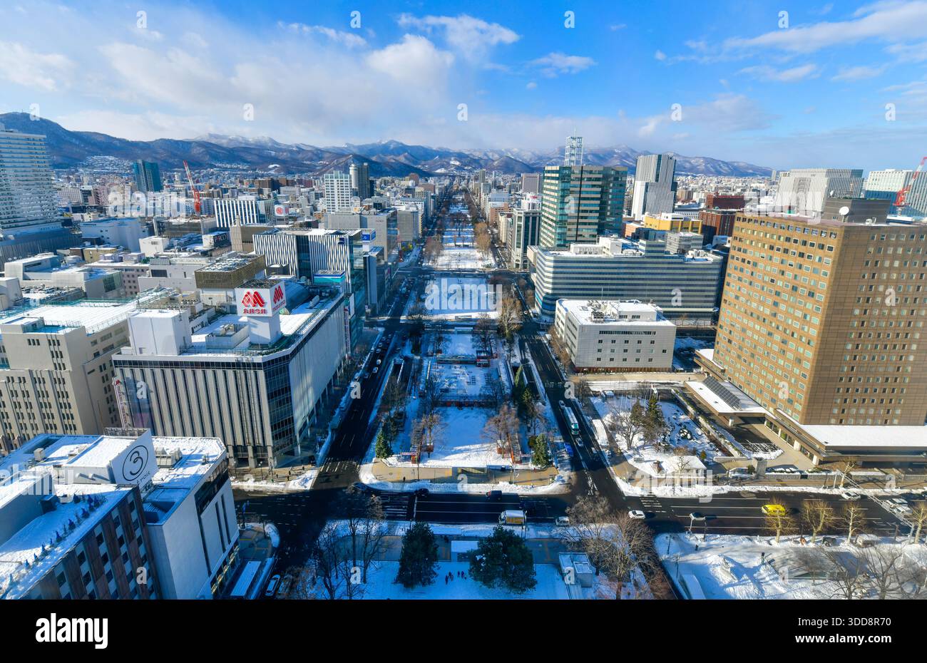 Japon - 18 décembre 2025 : vue magnifique sur le parc Odori et la ville de Sapporo en hiver sur la terrasse d'observation de la tour de télévision dans la préfecture de Hokkaido. Banque D'Images