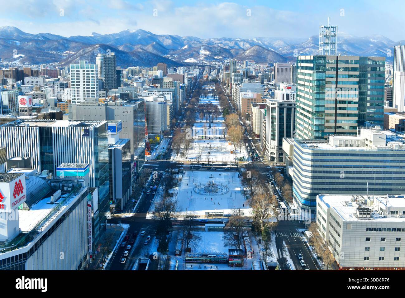 Japon - 18 décembre 2025 : vue magnifique sur le parc Odori et la ville de Sapporo en hiver sur la terrasse d'observation de la tour de télévision dans la préfecture de Hokkaido. Banque D'Images