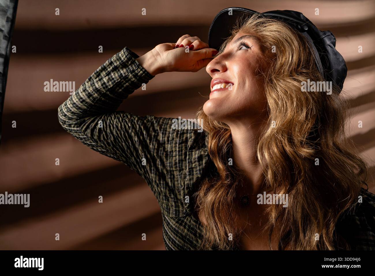 Jeune femme souriante levant les yeux, envisageant un avenir meilleur avec optimisme Banque D'Images