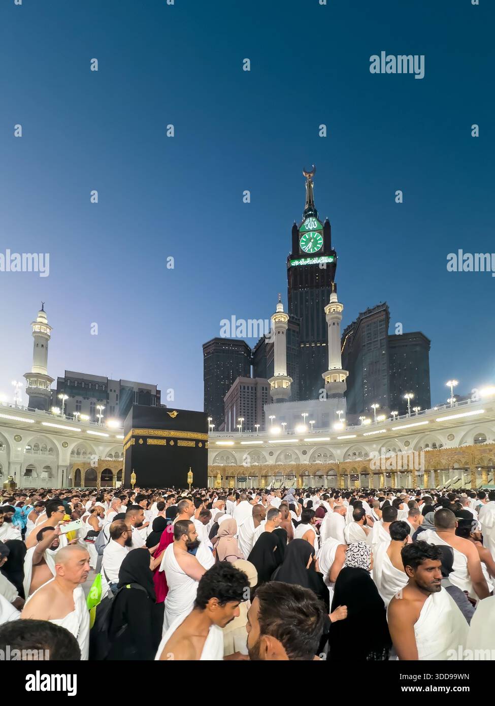 MAKKAH, ARABIE SAOUDITE – 18 décembre 2025 : des foules de pèlerins exécutent Tawaf autour de la Kaaba à la Mecque. Banque D'Images