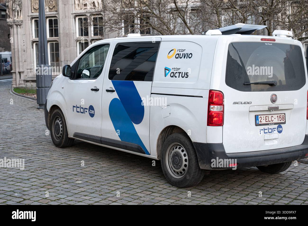 Un fourgon RTBF Auvio utilisé pour RTBF Actus et RTBF.be, équipé d'une antenne sur le toit pour les émissions de télévision et de radio en direct. Le véhicule fonctionne comme un Banque D'Images