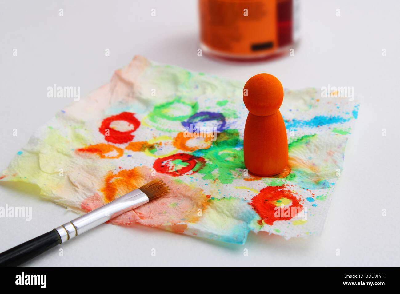 Pinceau, aquarelle liquide et serviette, matériaux utilisés pour peindre un morceau de bois Banque D'Images