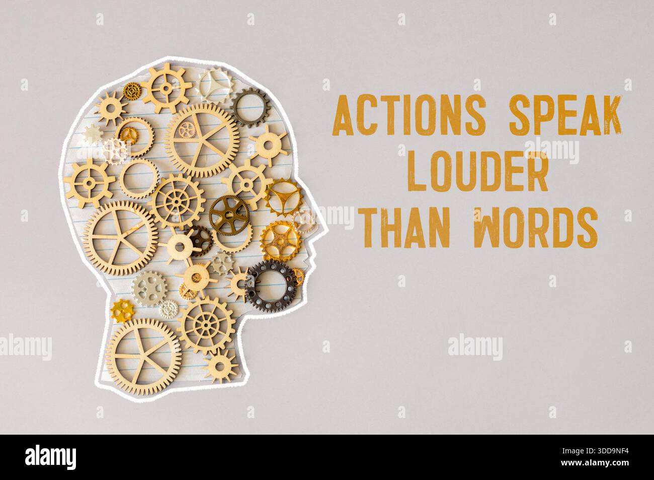 Les actions prononcez un symbole de mots plus fort. Concept mots les actions parlent plus fort que les mots sur des blocs de bois. Magnifique fond bleu. Main d'homme d'affaires. Buline Banque D'Images