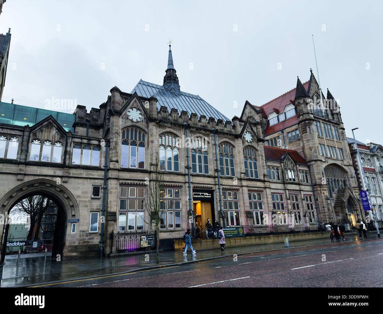 Manchester, Royaume-Uni - 06 décembre 2025 : bâtiment historique gothique de l'hôtel de ville à Manchester Royaume-Uni avec entrée voûtée et grandes fenêtres aujourd'hui. Banque D'Images