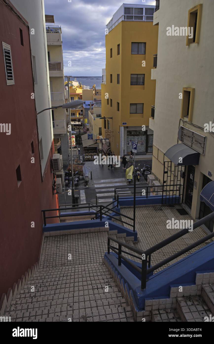 Scène urbaine avec des bâtiments colorés, des escaliers et des vues sur la mer, Los Cristianos, Tenerife Banque D'Images