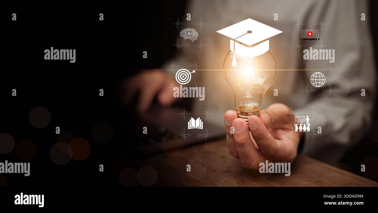 Un homme avec un ordinateur portable tenant une ampoule lumineuse brillante avec un capuchon de graduation et des icônes. Éducation mondiale en ligne, e-learning, auto-apprentissage numérique, Educat Banque D'Images
