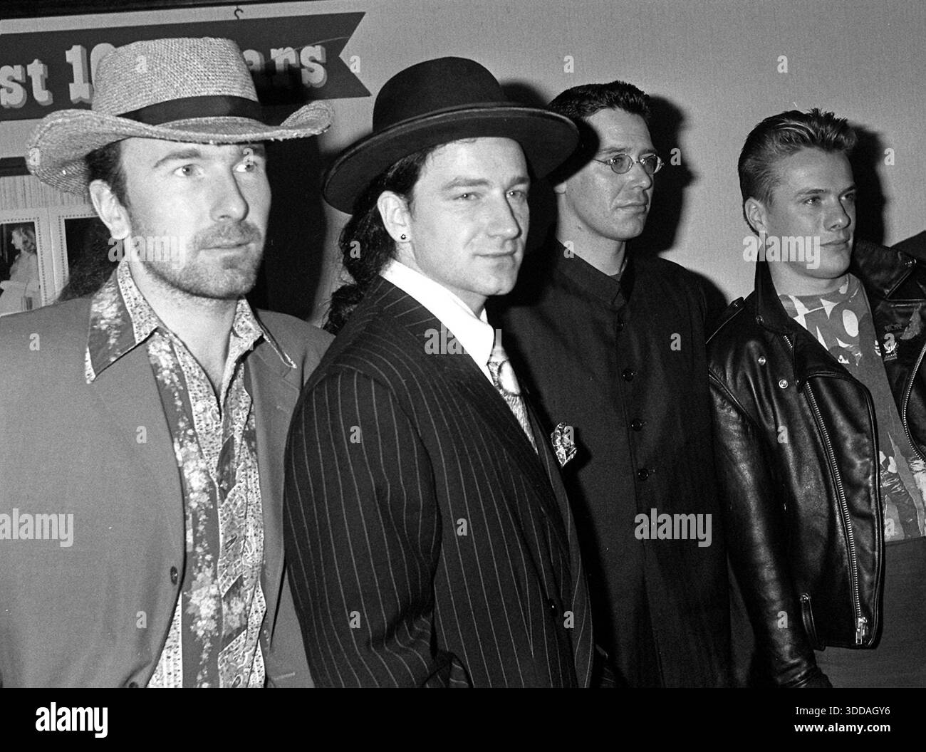 Photo de fichier non datée des membres de U2 (de gauche à droite) Dave 'The Edge' Evans, Bono, Adam Clayton et Larry Mullen à Dublin. Les officiels irlandais pensaient avoir cinq fois plus de billets gratuits pour une tournée de U2 en 1987 aux États-Unis, laissant les diplomates dans une « situation embarrassante ». Date d'émission : mardi 30 décembre 2025. Banque D'Images