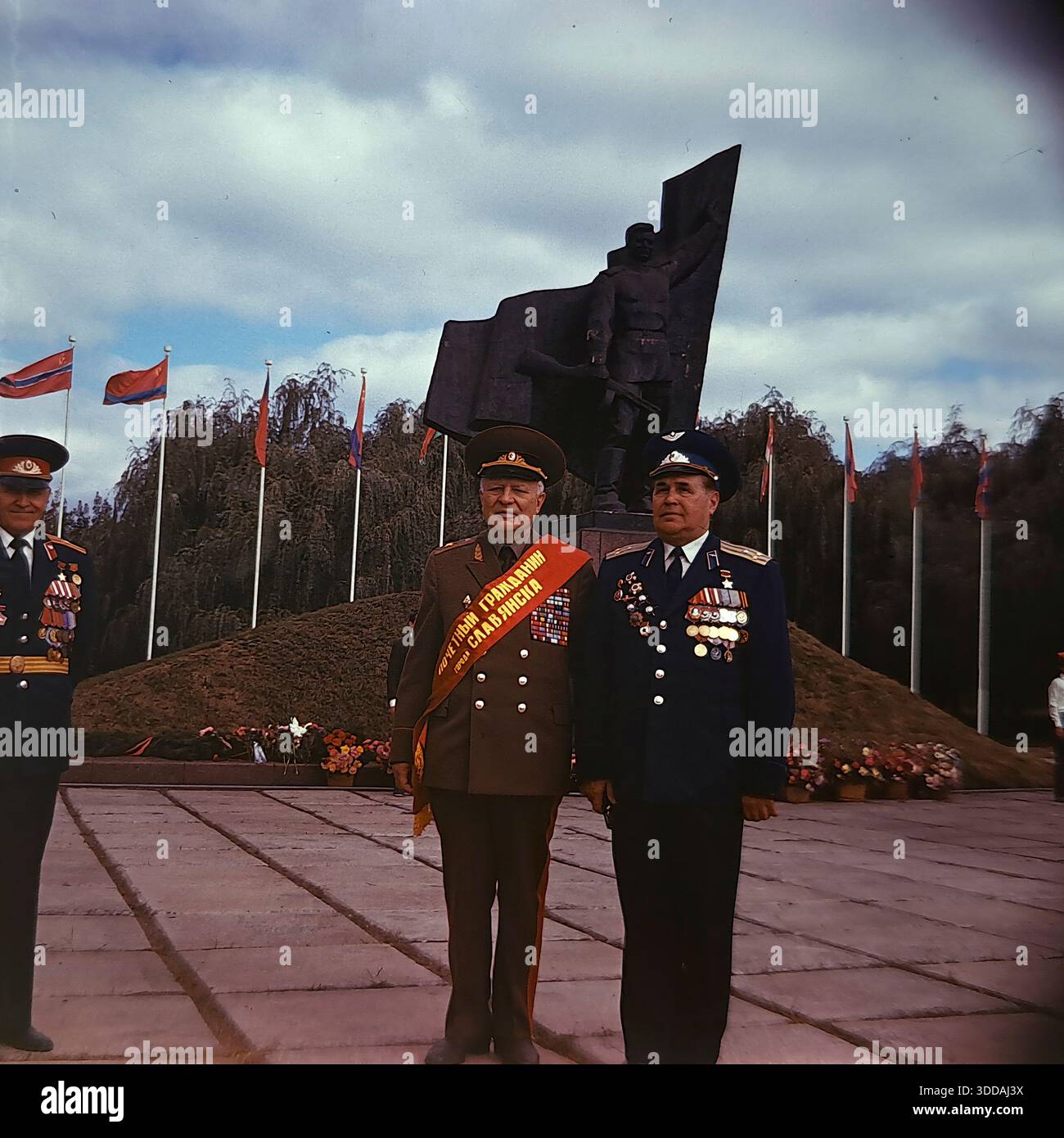 Slavyansk, Ukraine, URSS, années 1980 Portrait historique de deux héros de guerre soviétiques décorés dans le parc Lénine (aujourd'hui parc Shelkovichny). Sur la gauche se trouve le maréchal des troupes blindées Oleg Losik, portant une ceinture rouge « citoyen d'honneur de la ville de Slavyansk ». Sur la droite se trouve le héros de l'Union soviétique, le pilote de l'armée de l'air Vladimir Shandula. Ils posent en uniforme devant le monument de libération de la seconde Guerre mondiale. Cette image d'archives capture la commémoration des chefs militaires Banque D'Images