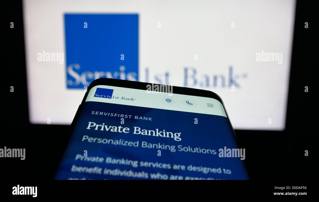 Stuttgart, Allemagne - 12-12-2025 : téléphone portable avec le site de la banque américaine ServisFirst Bancshares Inc sur l'écran devant le logo. Banque D'Images