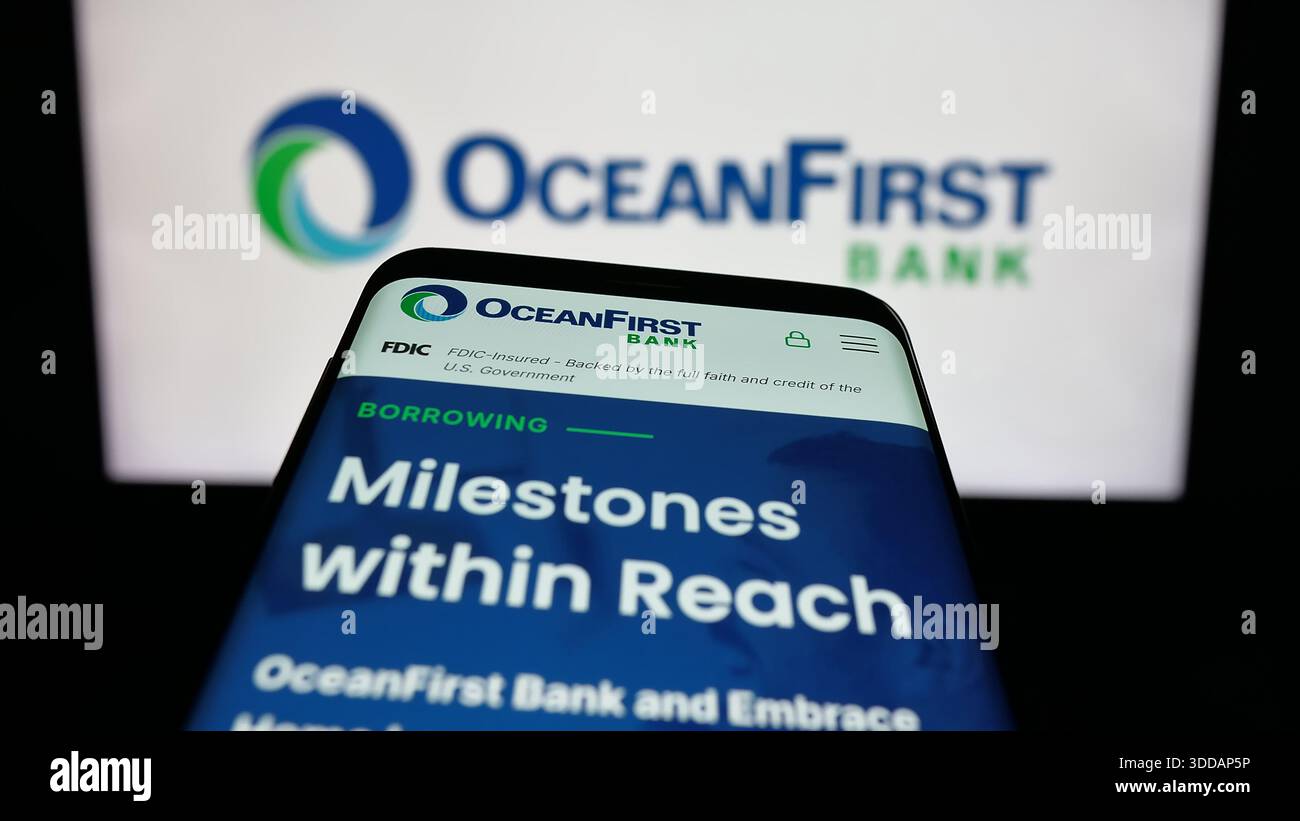 Stuttgart, Allemagne - 12-12-2013 2025 : téléphone portable avec le site Web de la banque américaine OceanFirst Financial Corp. sur l'écran devant le logo. Banque D'Images