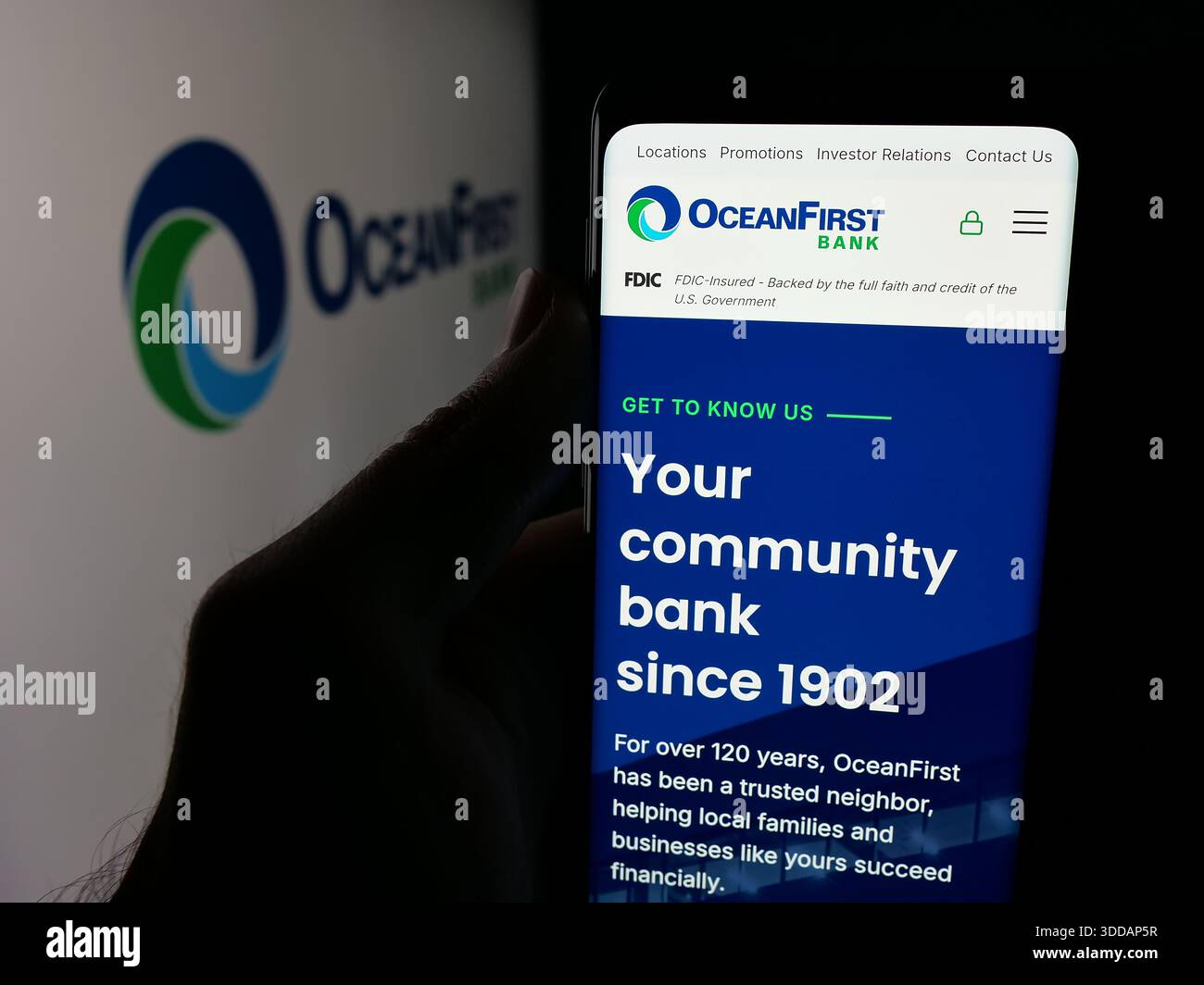 Stuttgart, Allemagne - 12-12-2013 2025 : personne tenant un smartphone avec la page web de la banque américaine OceanFirst Financial Corp. sur l'écran devant le logo. Banque D'Images