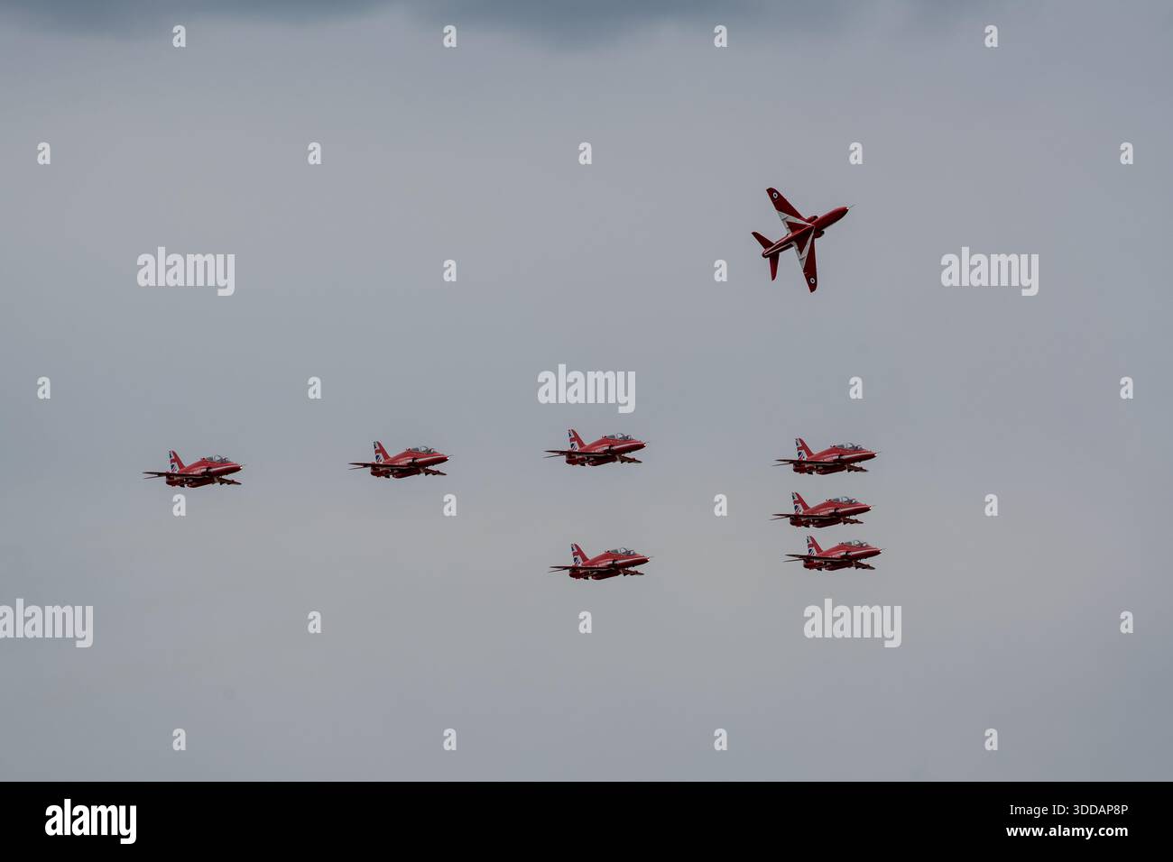 Beja, Portugal - 18 juin 23 : exposition aérienne de jets Red Arrows effectuant un vol en formation dans le ciel Banque D'Images