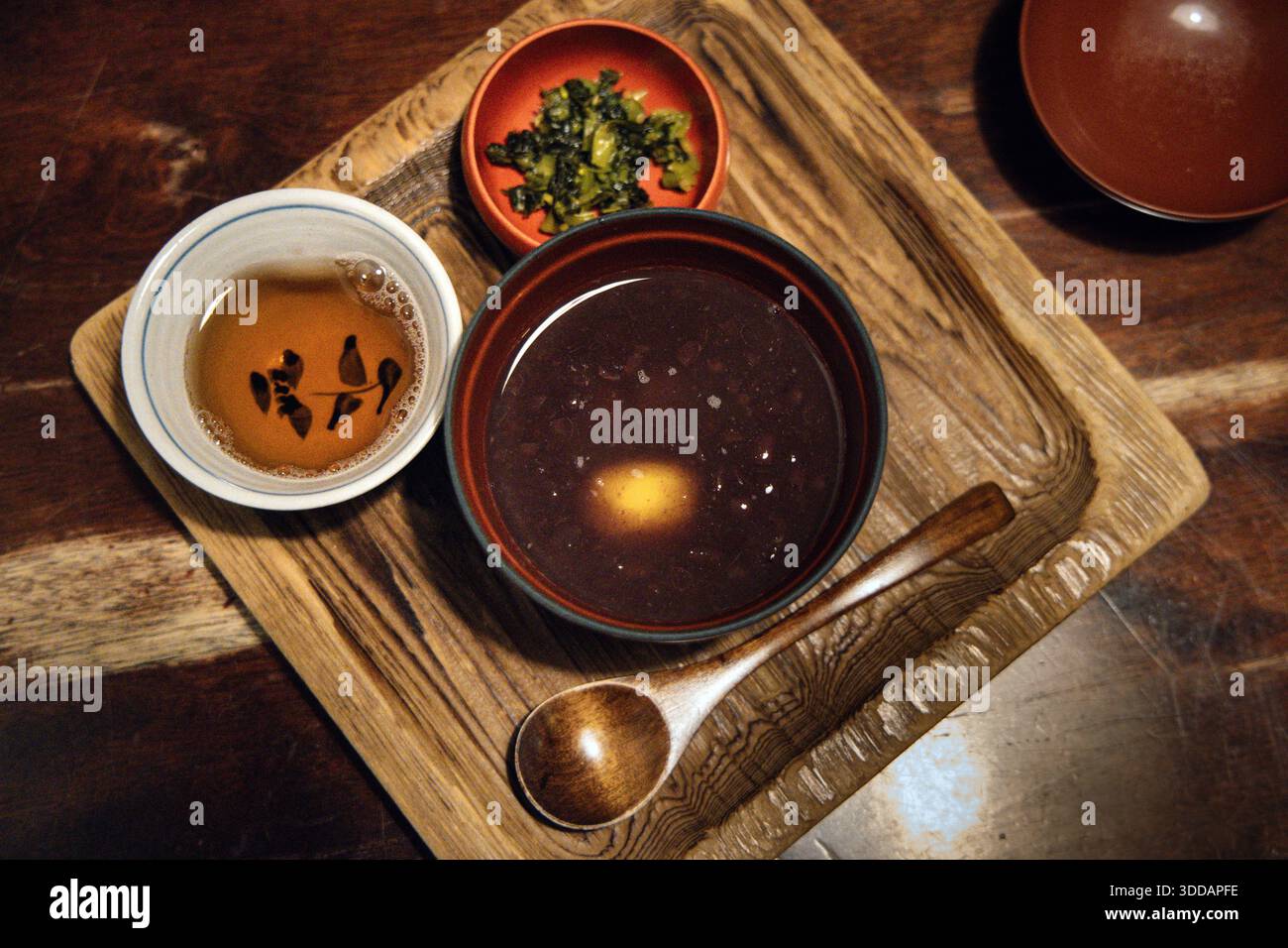 Soupe de haricots rouges sucrés avec châtaignes et cornichons à Daikokuya Sabo, Magome, Gifu, Japon Banque D'Images